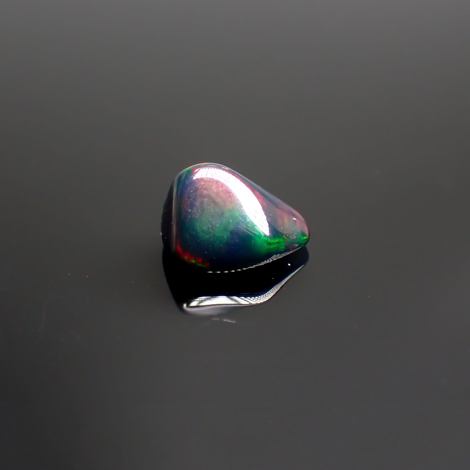 ◇バロック型◇ブラックオパール(宝石名オパール/加熱処理) エチオピア産 識別済 0.87ct / 7.7x6.7mm前後 [211013510]