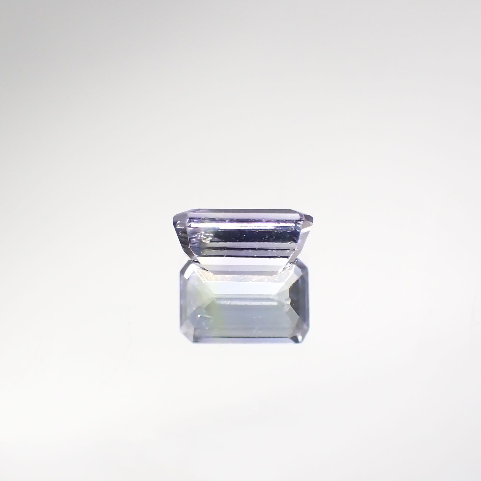 パーティカラータンザナイト(宝石名パーティカラード・ゾイサイト) タンザニア産 0.666ct ソ付(彩珠)[210711845]5.9×3.9mm前後