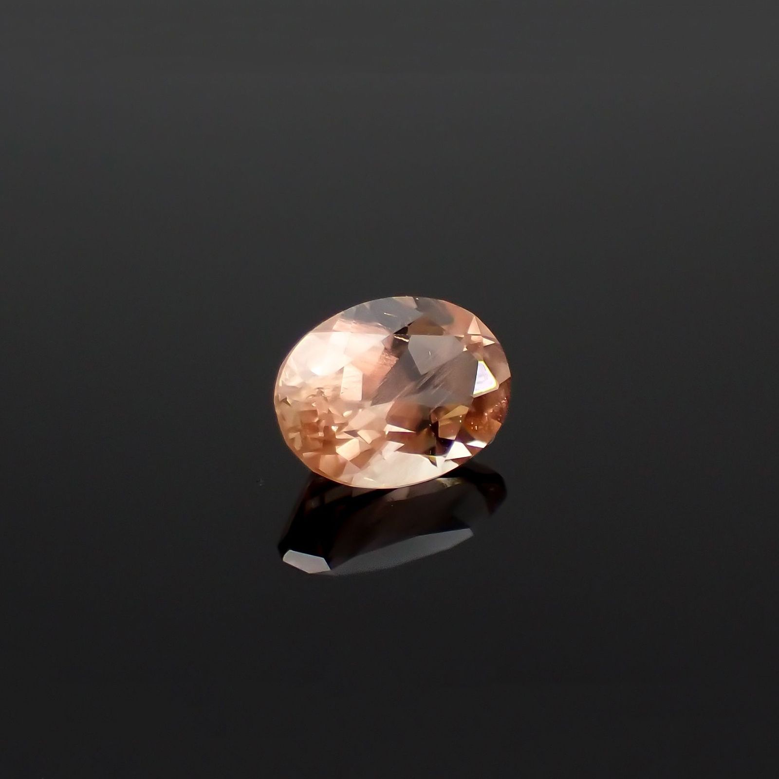 オレゴンサンストーン(宝石名ラブラドライト)アメリカ・オレゴン州産 識別済 1.28ct / 8.1x6.2mm前後 [230120122]