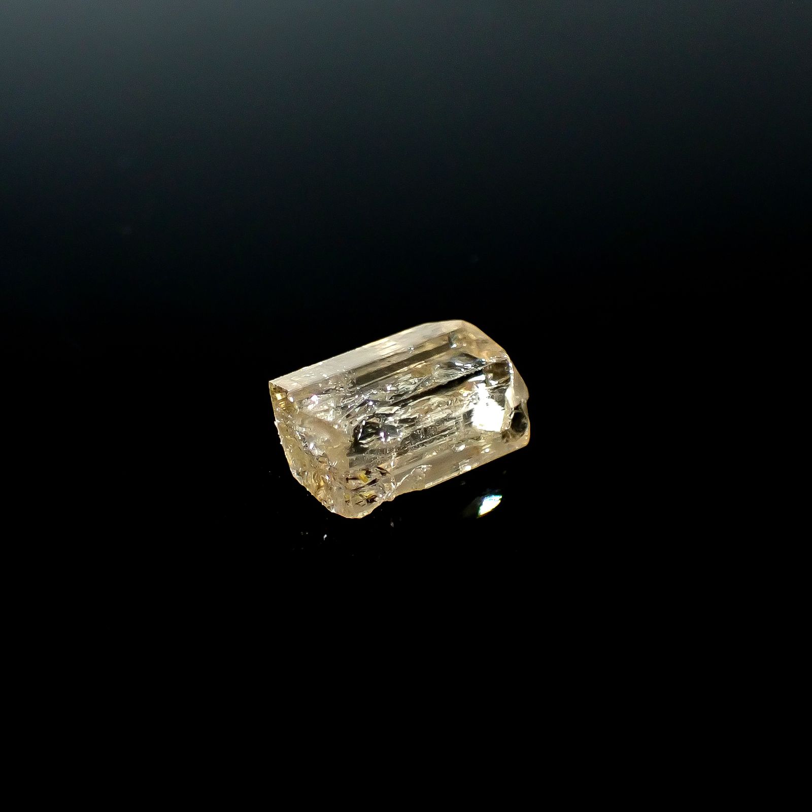 インペリアルトパーズ 原石 ザンビア産 3.45ct / 11x6.9mm前後 [250730941]