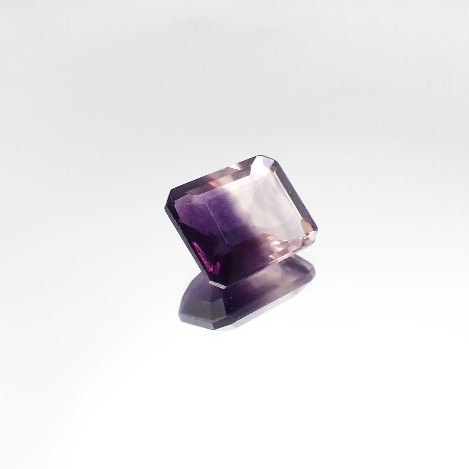 パーティカラーフローライト フルオレッセンス(宝石名パーティカラード・フルオライト)ブラジル産 5.26ct 識別済[231024009]10.9x9mm前後