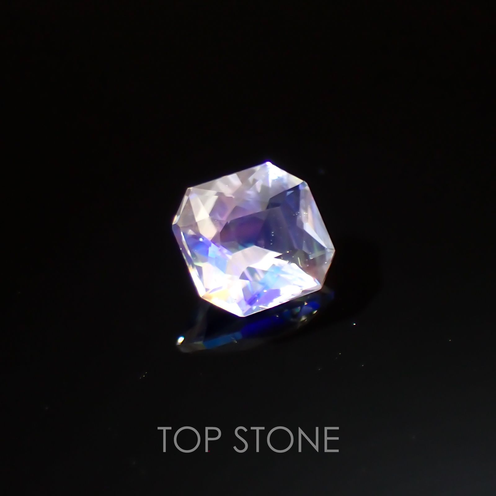 レインボームーンストーン(アンデシンラブラドライト) マダガスカル産 ルース 0.88ct[210310129]6.6×6mm前後