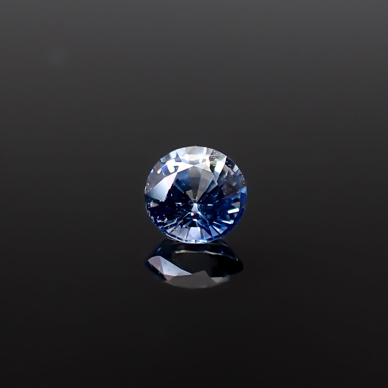 アイスブルーサファイア スリランカ産 0.30ct [250129734]3.9x3.9mm前後