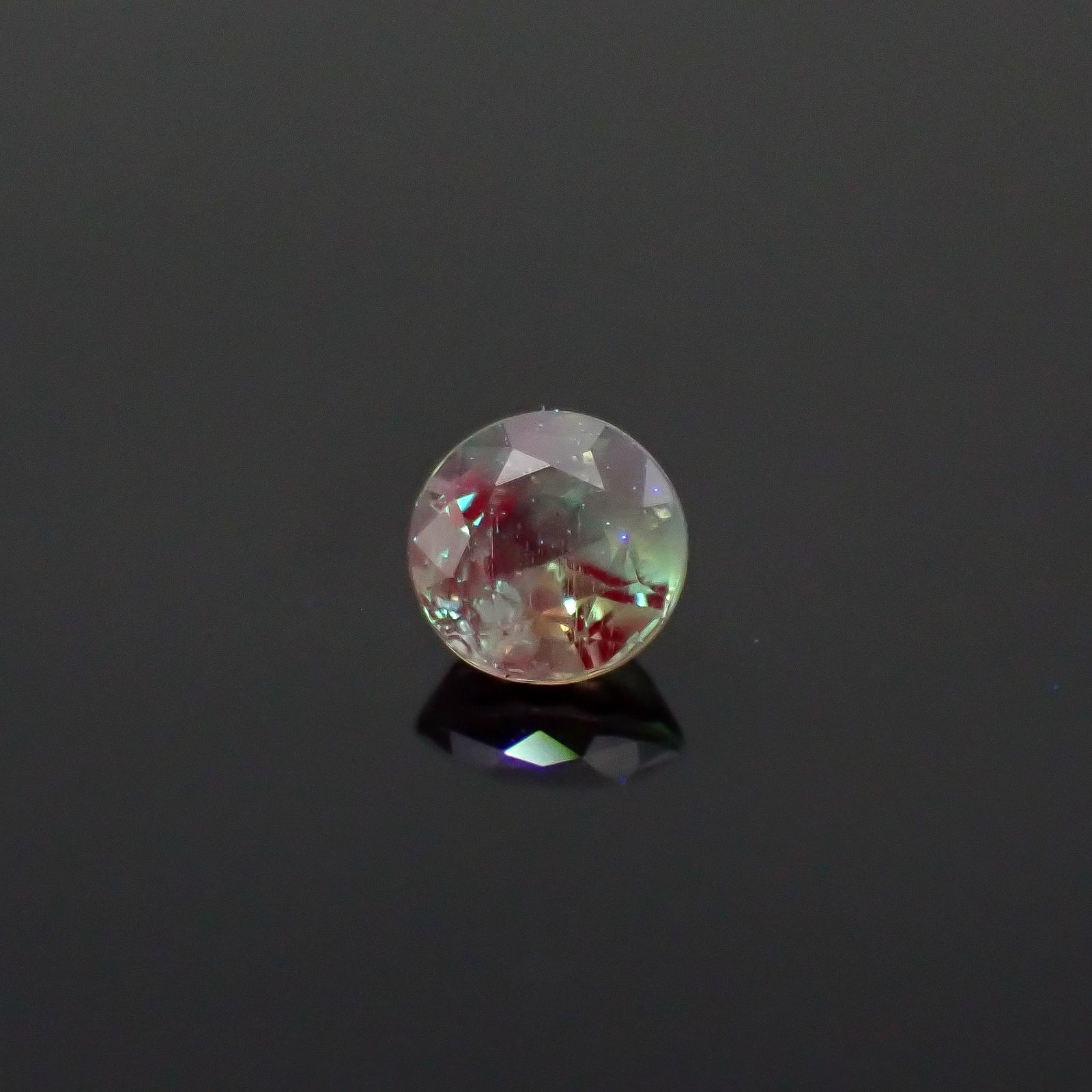 シルキーアレキサンドライト ブラジル・ミナスジェライス州ヘマチタ鉱山産 0.25ct / 3.6x3.6mm前後 [250931024]