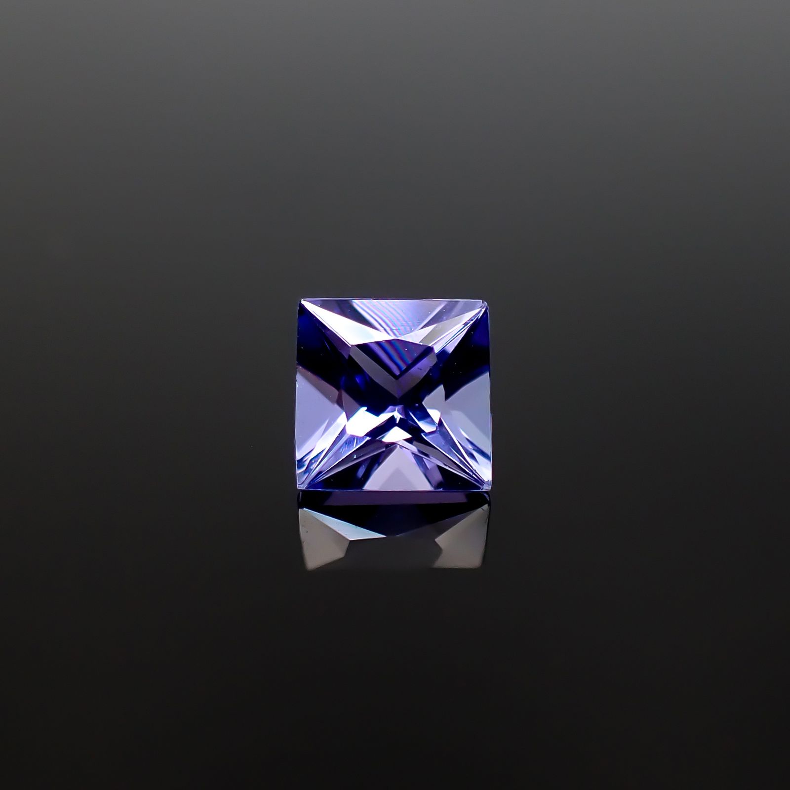 ◇プリンセスカット◇タンザナイト(宝石名タンザナイト)タンザニア産 0.72ct 識別済[250330000]5.1x5mm前後