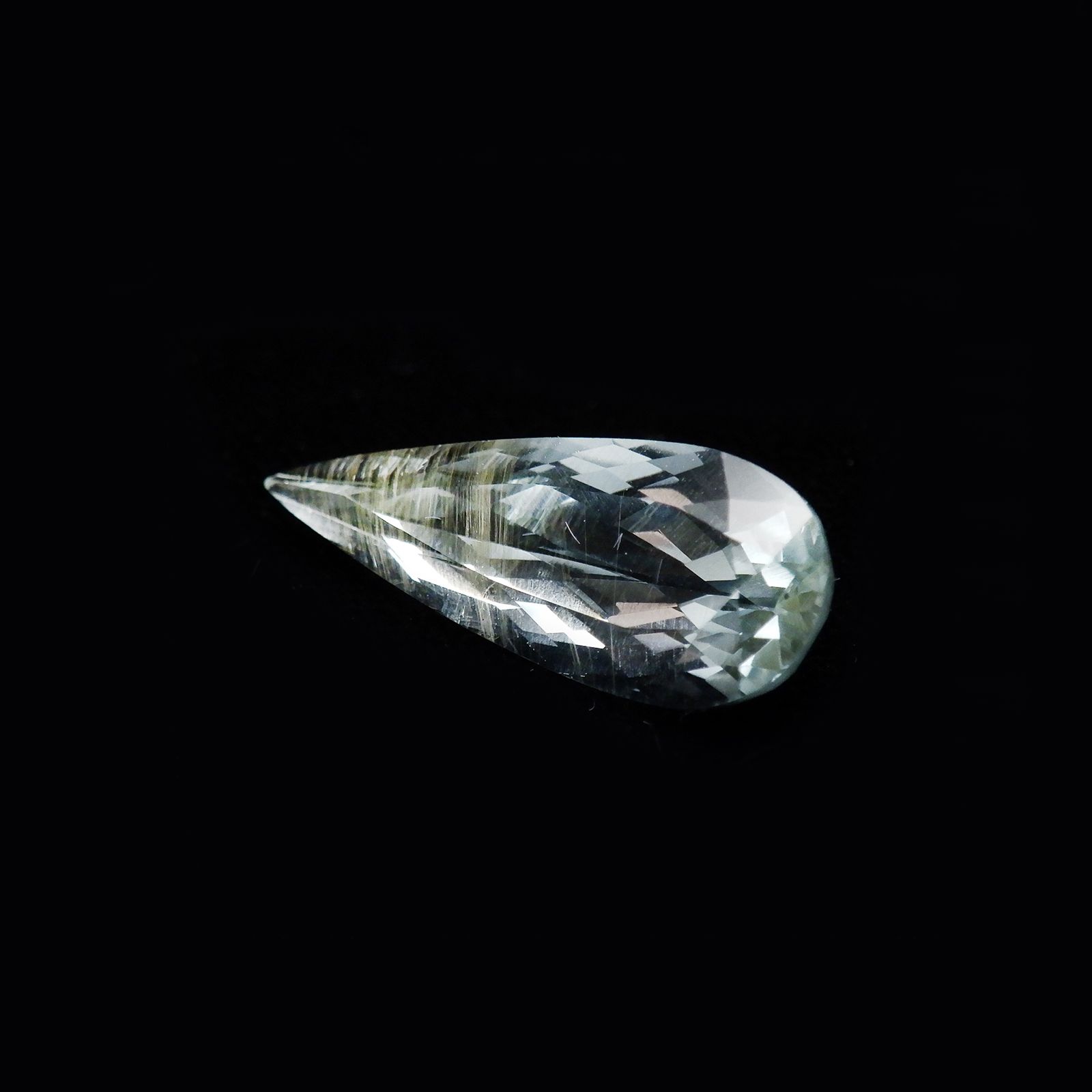 レインボーニードルインブルートパーズ（チューブインブルートパーズ） ブラジル・ミナスジェライス州産 9.15ct[240125509]24.1x8.5mm前後