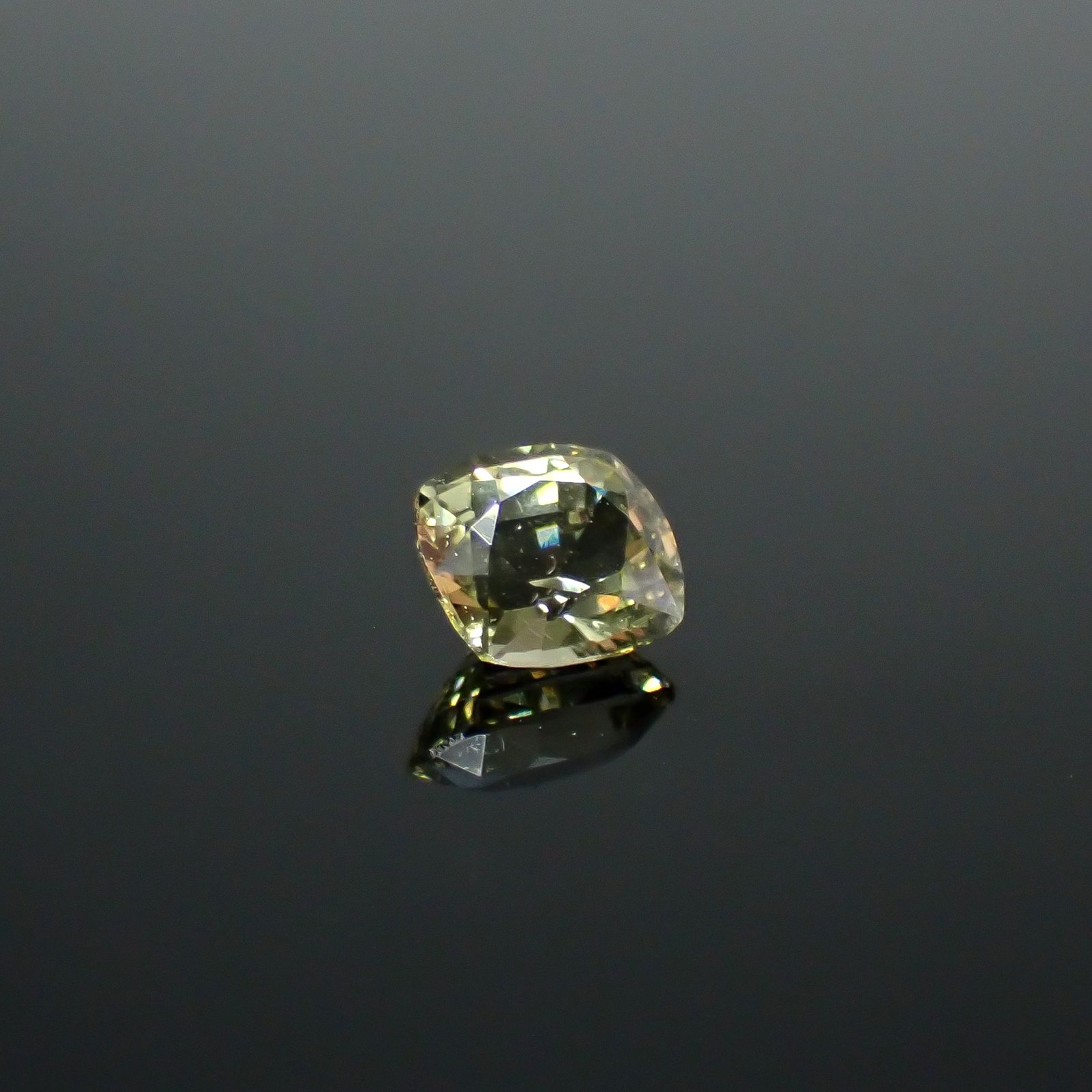 コーネルピン スリランカ産 1.08ct / 6.6x5.7mm前後 [251031238]
