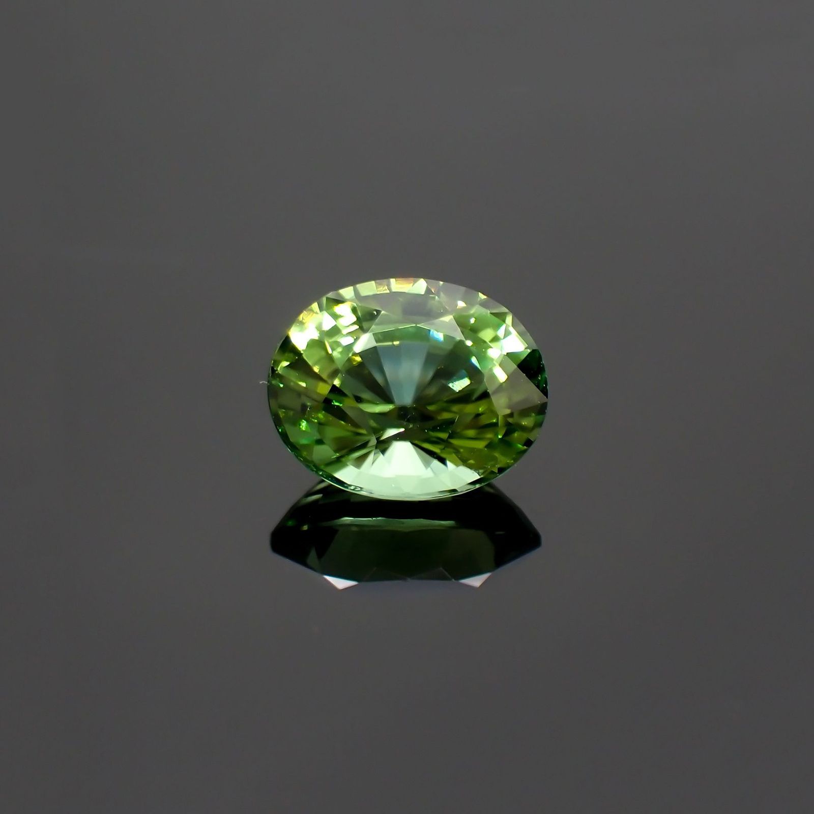 ミントトルマリン(宝石名グリーン・トルマリン) ルワンダ産 ソ付(彩珠) 1.726ct / 8.3x6.9mm前後 [260313630]