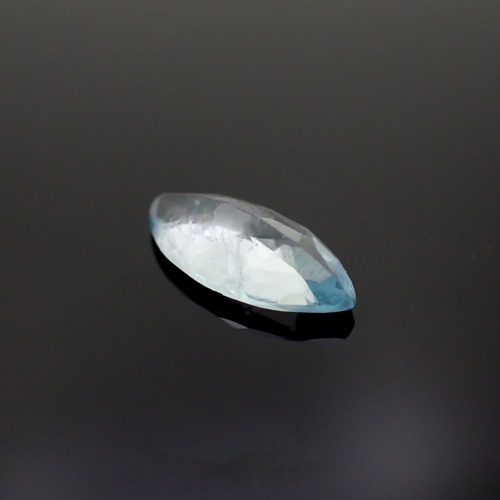 ユークレース(宝石名ブルー・ユークレース)コロンビア産 0.828ct ソ付(彩珠)[221018682]9.9x4.8mm前後