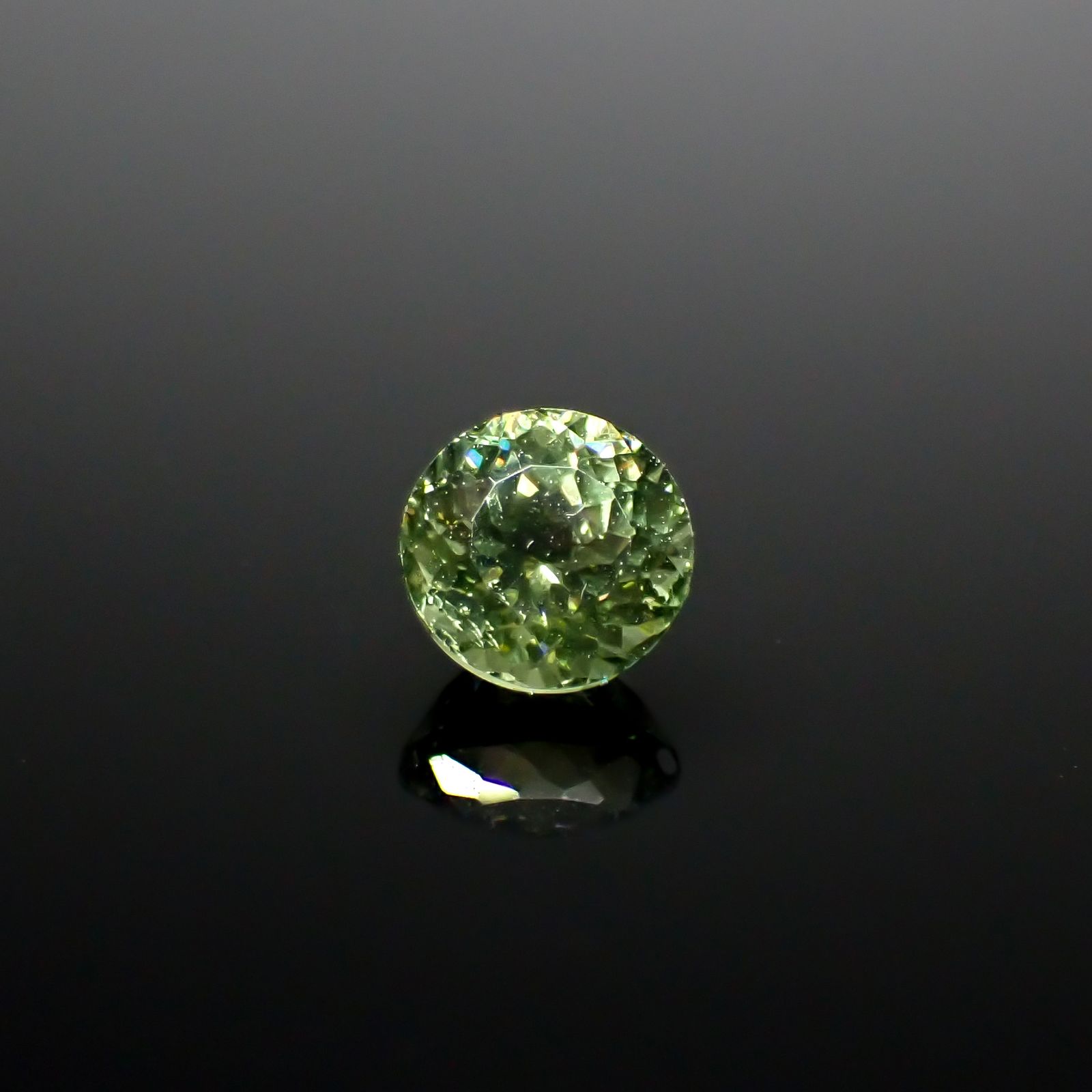 グリーンアパタイト マダガスカル産 0.88ct [241129484]5.5x5.5mm前後
