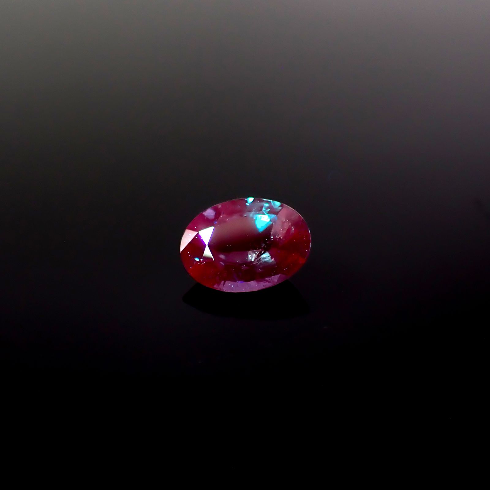 アレキサンドライト(宝石名アレキサンドライト)ブラジル産 GIA鑑付 0.88ct / 7.21x5.31mm前後 [260532227]
