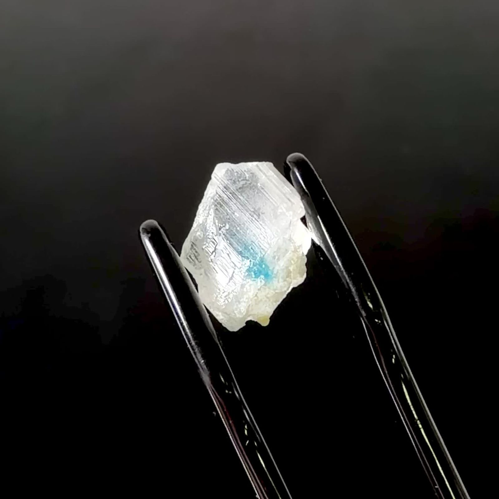 ユークレース 原石 ブラジル産 3.66ct / 9.2x8.3mm前後 [260231731