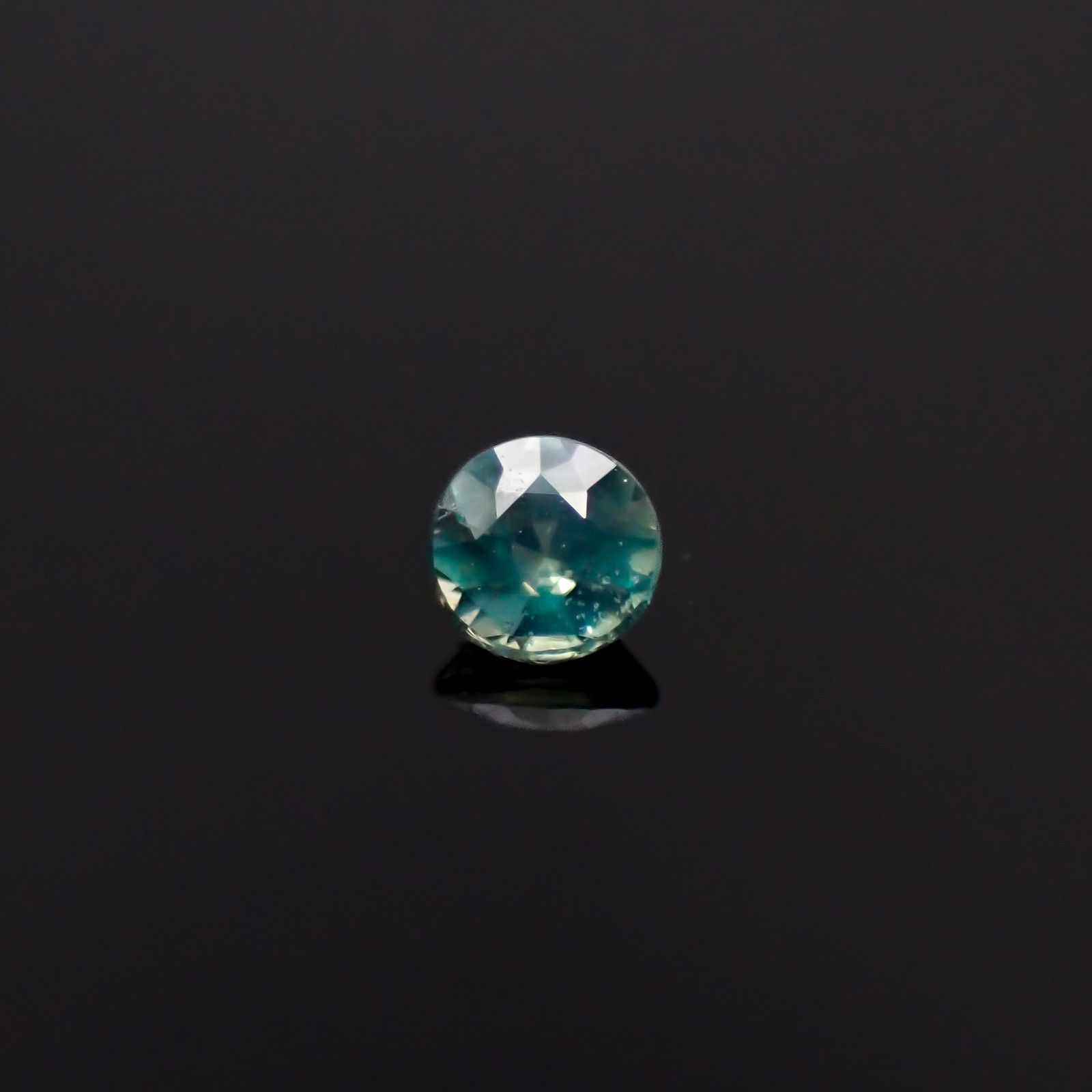 シルキーアレキサンドライト ブラジル産/EmeraldMains社製 0.052ct[240527619]2.4x2.3mm前後