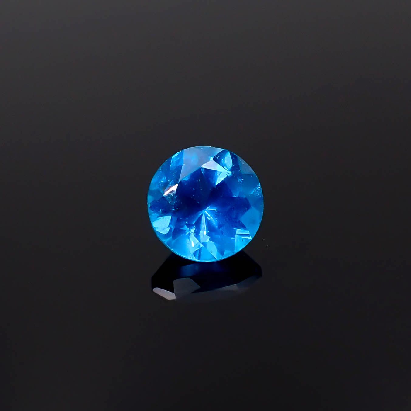 ネオンブルーアパタイト マダガスカル産 0.53ct[231224995]4.9x4.9mm前後