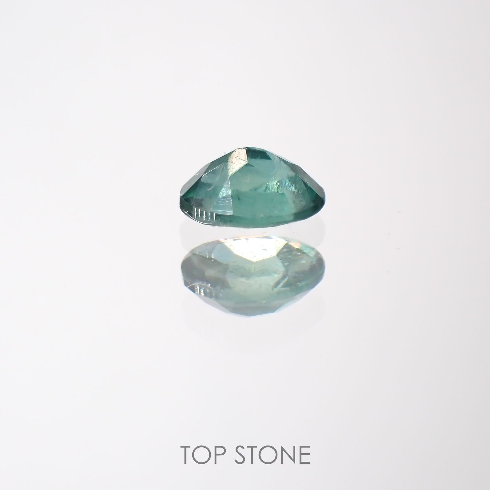 グリーンアパタイト(ノーブルモロキサイト)(宝石名アパタイト) マダガスカル産 0.25ct 識別済[211013531]4.6×3.5mm前後