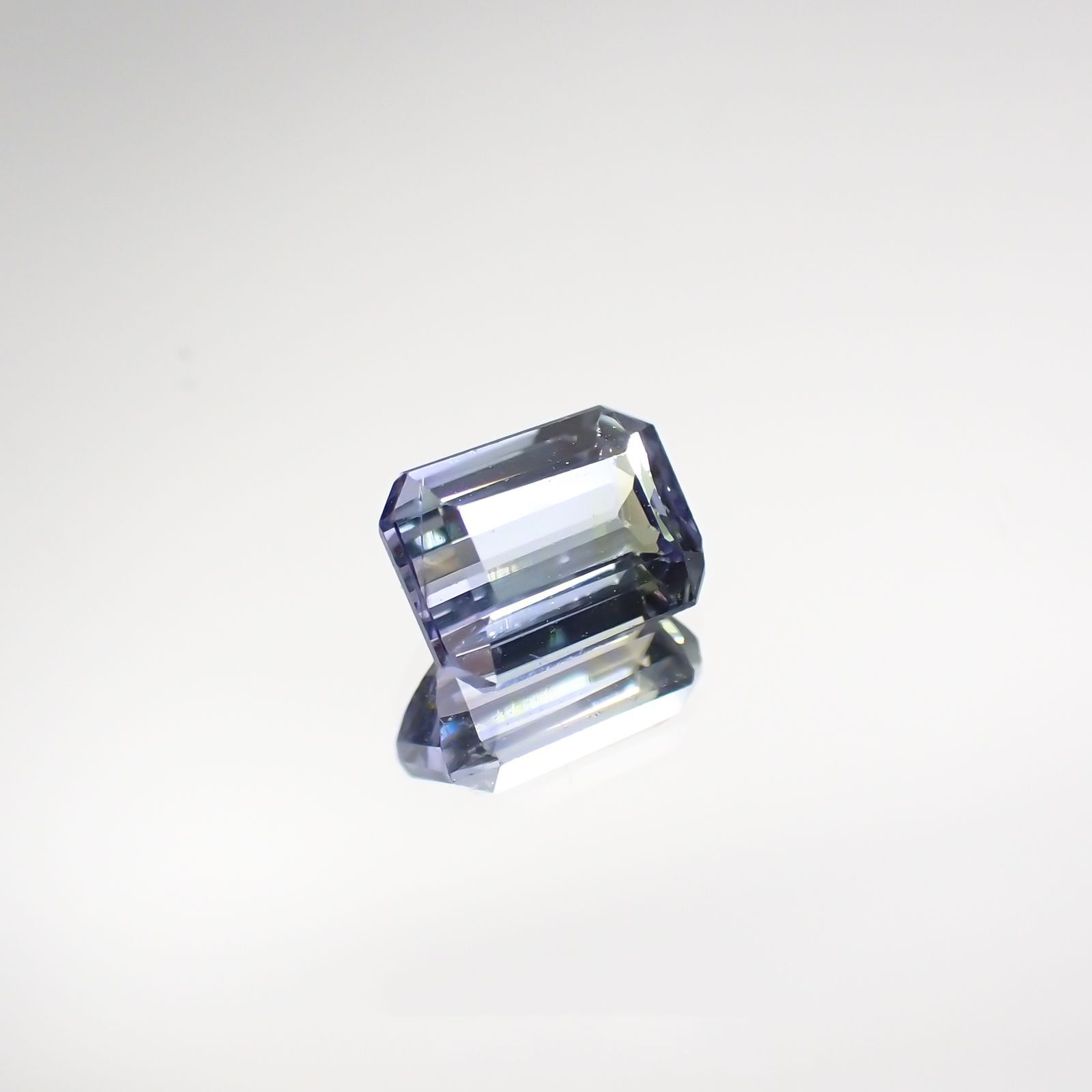 パーティカラータンザナイト(宝石名パーティカラード・ゾイサイト) タンザニア産 0.548ct ソ付(彩珠)[210711842]5.2×3.9mm前後