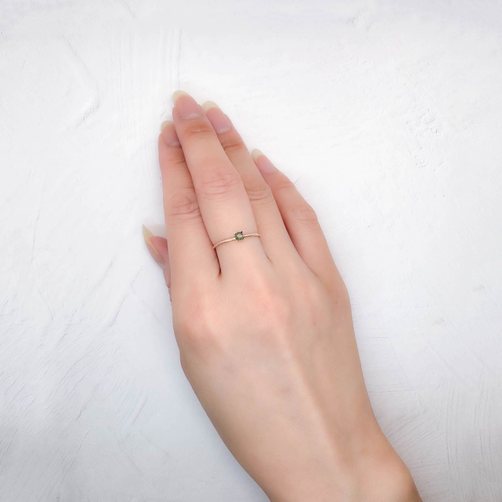 シルキーアレキサンドライト ブラジル・ミナスジェライス州ヘマチタ鉱山産 0.11ct / 2.8x2.7mm前後 [250931025]