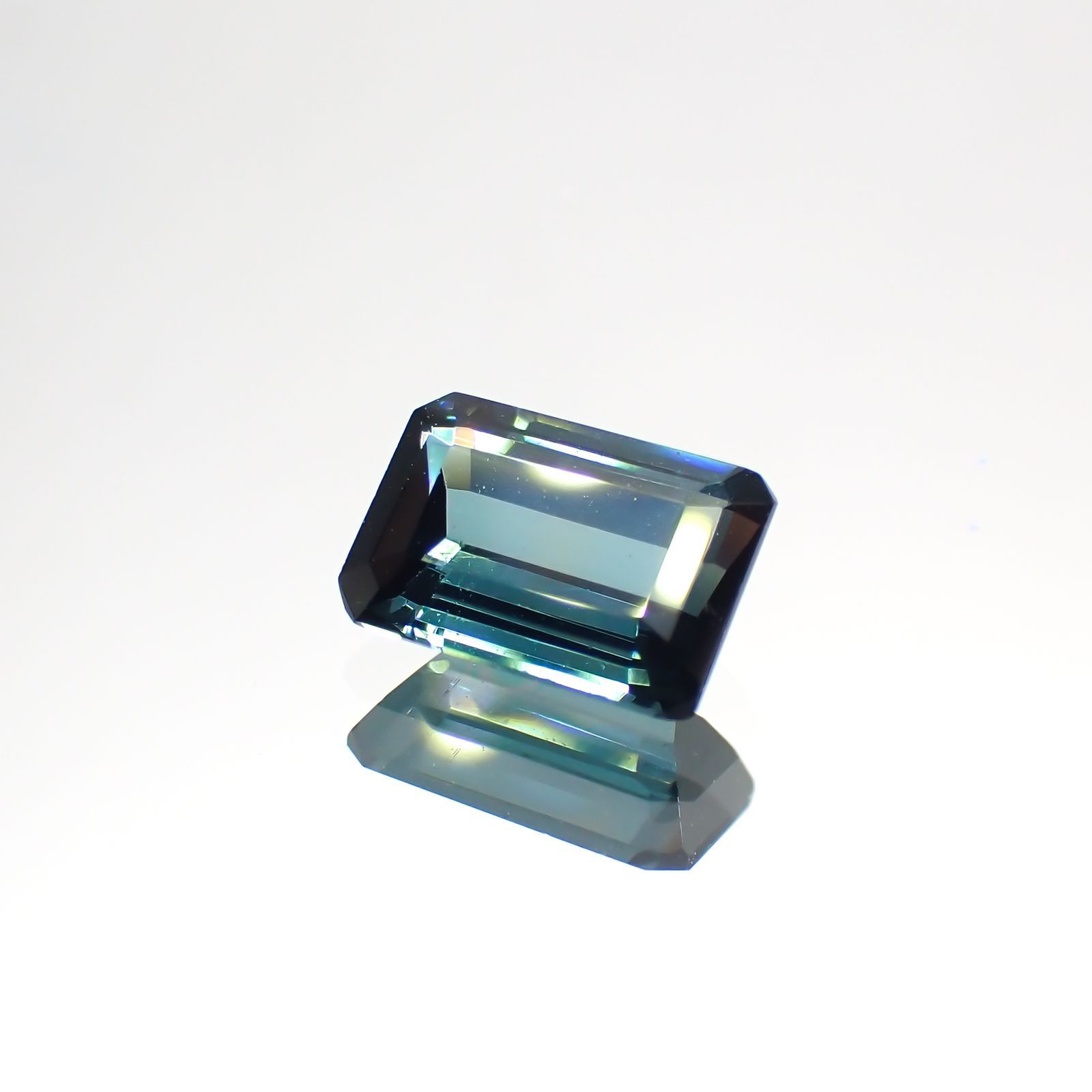ブルートルマリン(宝石名ブルー・トルマリン) ブラジル産 1.009ct ソ付(彩珠)[21049761]7.5×5mm前後