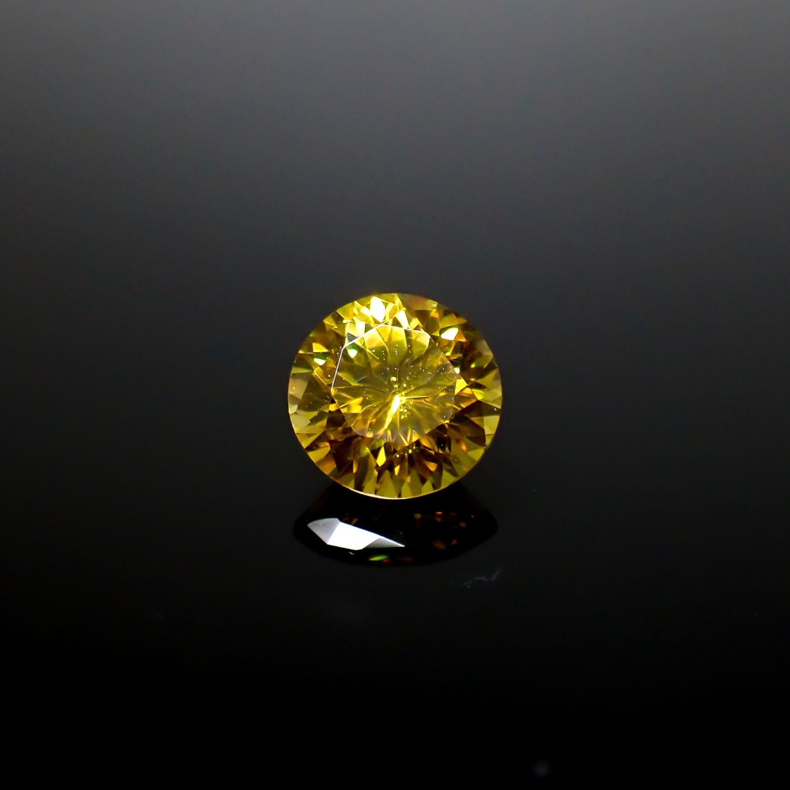 スファレライト スペイン産 2.51ct [250330097]8.1x8mm前後