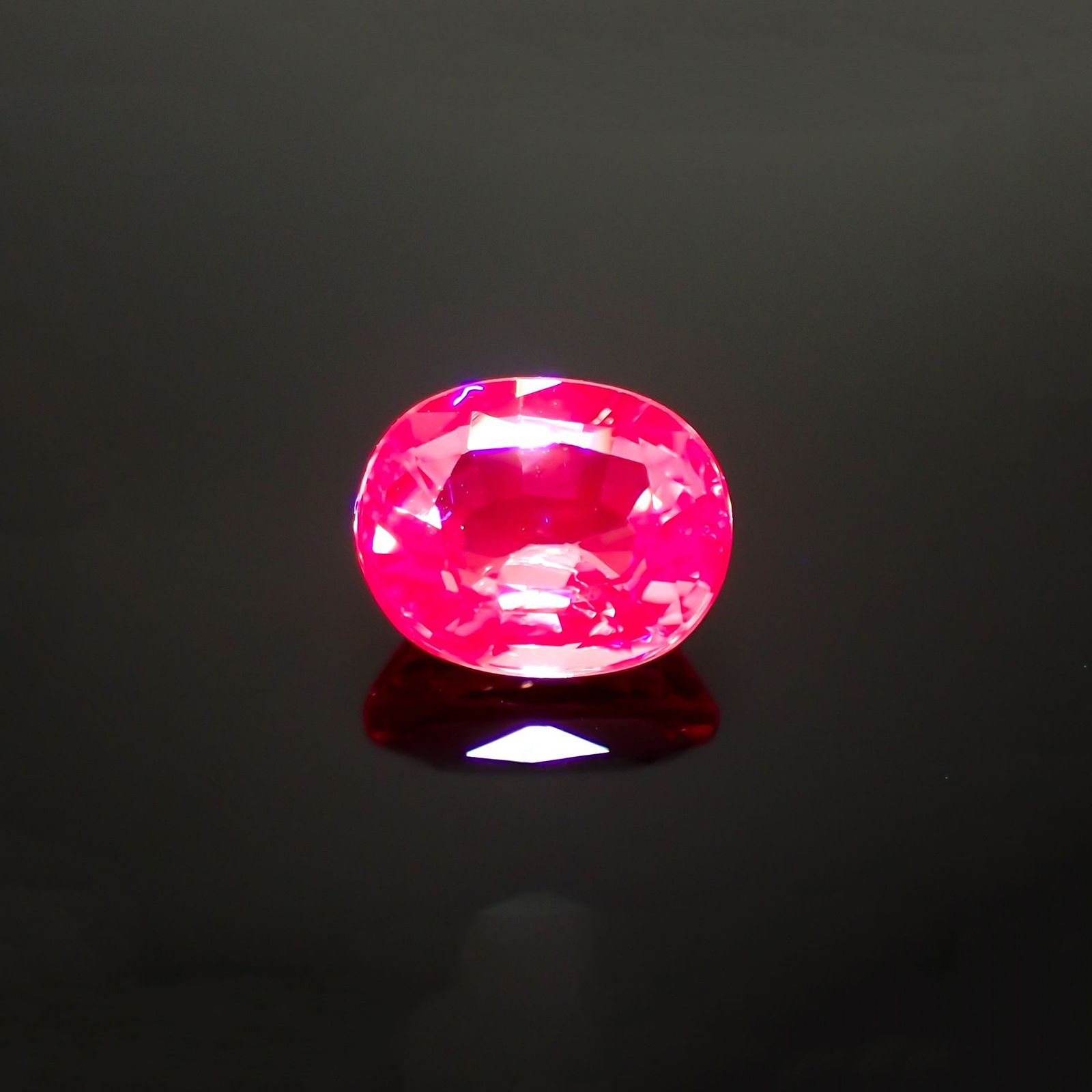 ピンクスピネル(宝石名ピンク・スピネル)タンザニア産 ソ付(彩珠) 1.072ct / 6.7x5.4mm前後 [260217265]