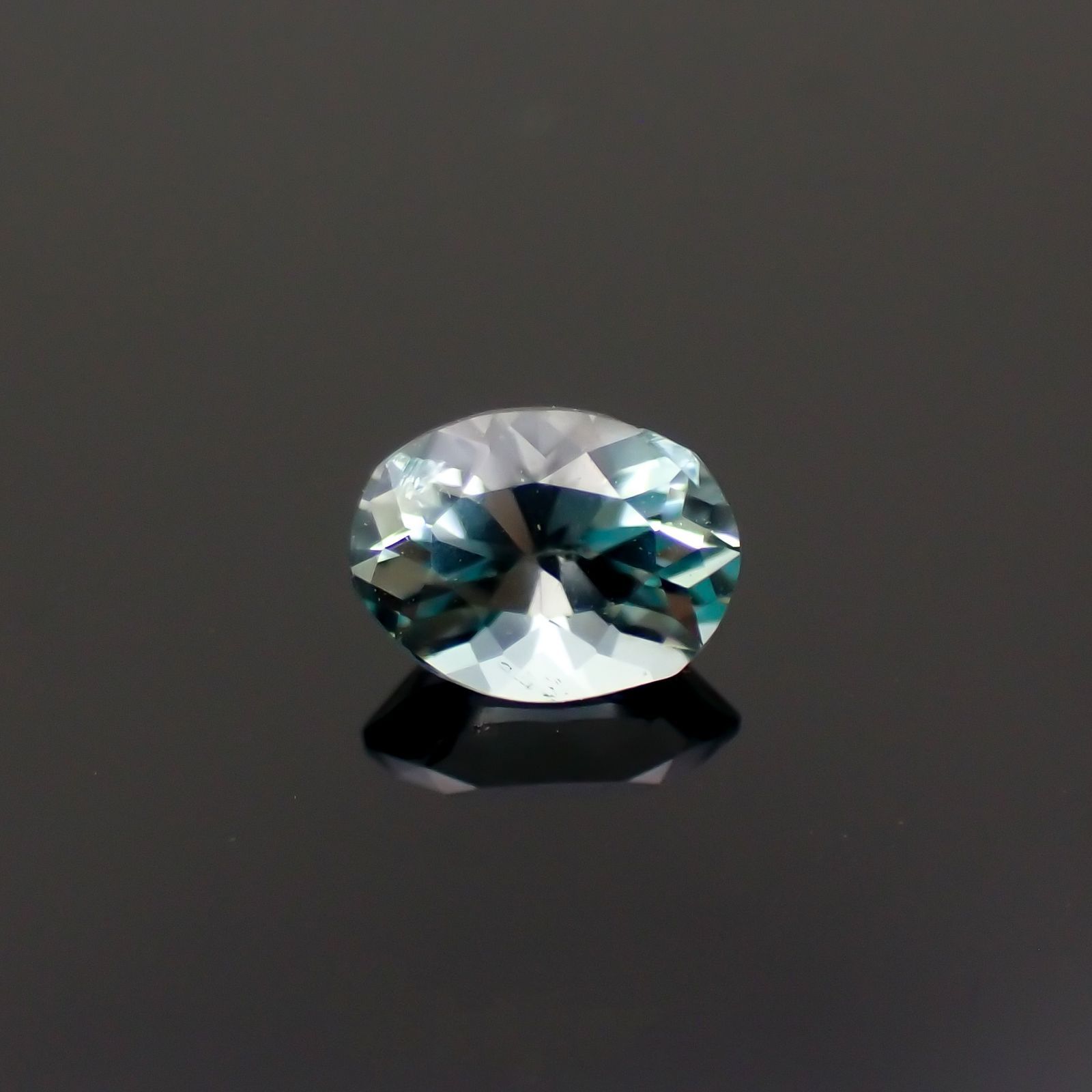 ユークレース(宝石名ブルー・ユークレース)コロンビア産 0.389ct ソ付(彩珠)[221018684]5.3x3.9mm前後