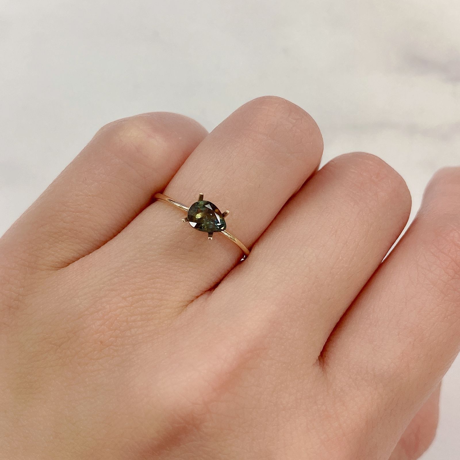 ゴールドシーンサファイア 非加熱(宝石名シーン・サファイア) ケニア産 0.652ct ソ付(彩珠)[20107118]6.2×4.7mm前後