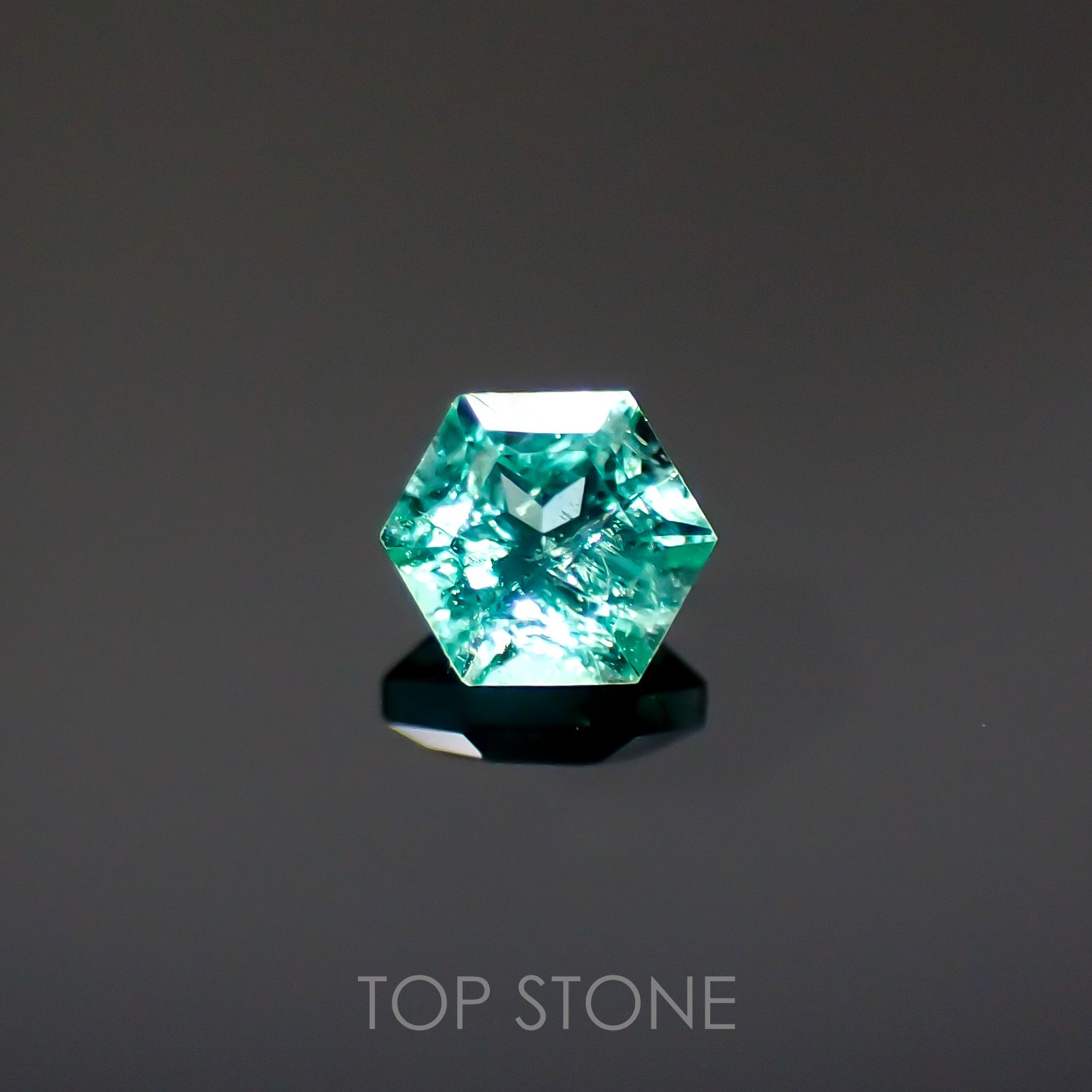 ◇ヘキサゴンカット◇エメラルド(宝石名エメラルド)ザンビア産 0.13ct 識別済[220115193]3.1x3mm前後