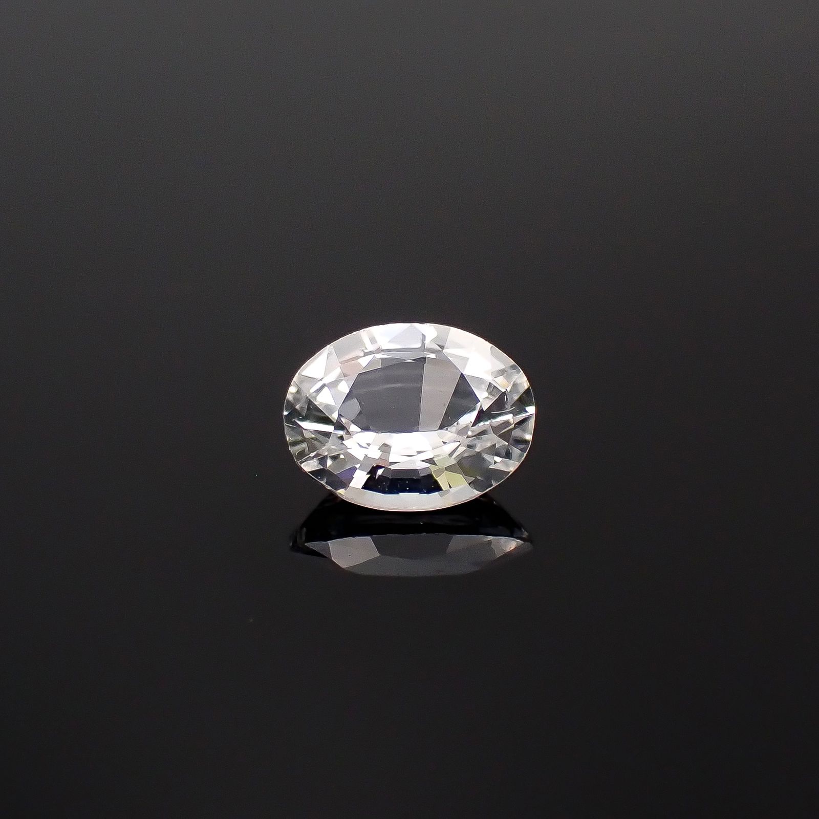 カラーレスサファイア スリランカ産 0.65ct[240527487]6.1x4.8mm前後