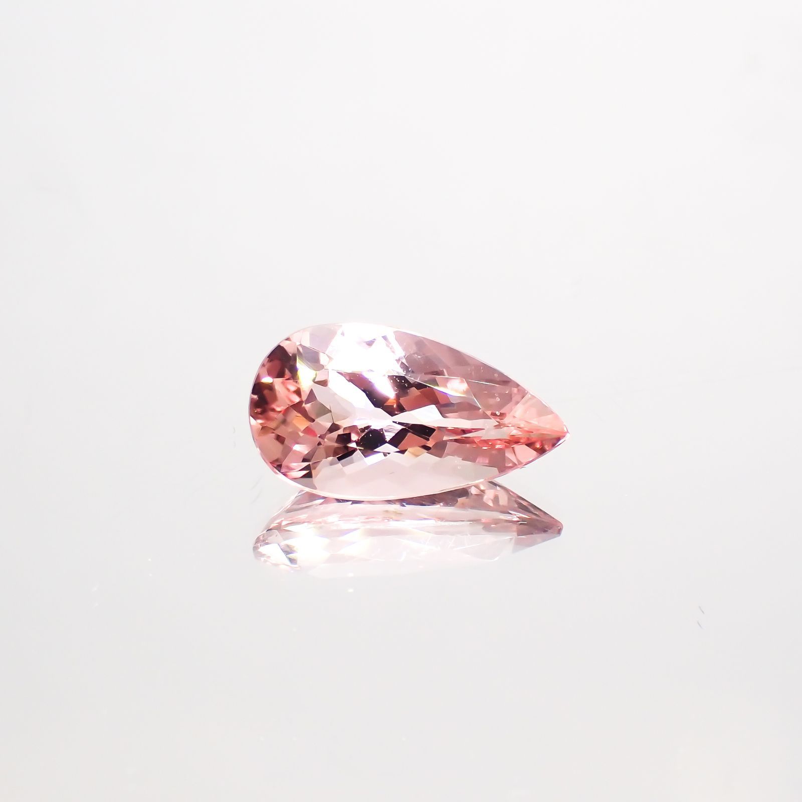 モルガナイト(宝石名モルガナイト)ナイジェリア産 3.375ct ソ付(彩珠)[220114246]14.3x7.8mm前後