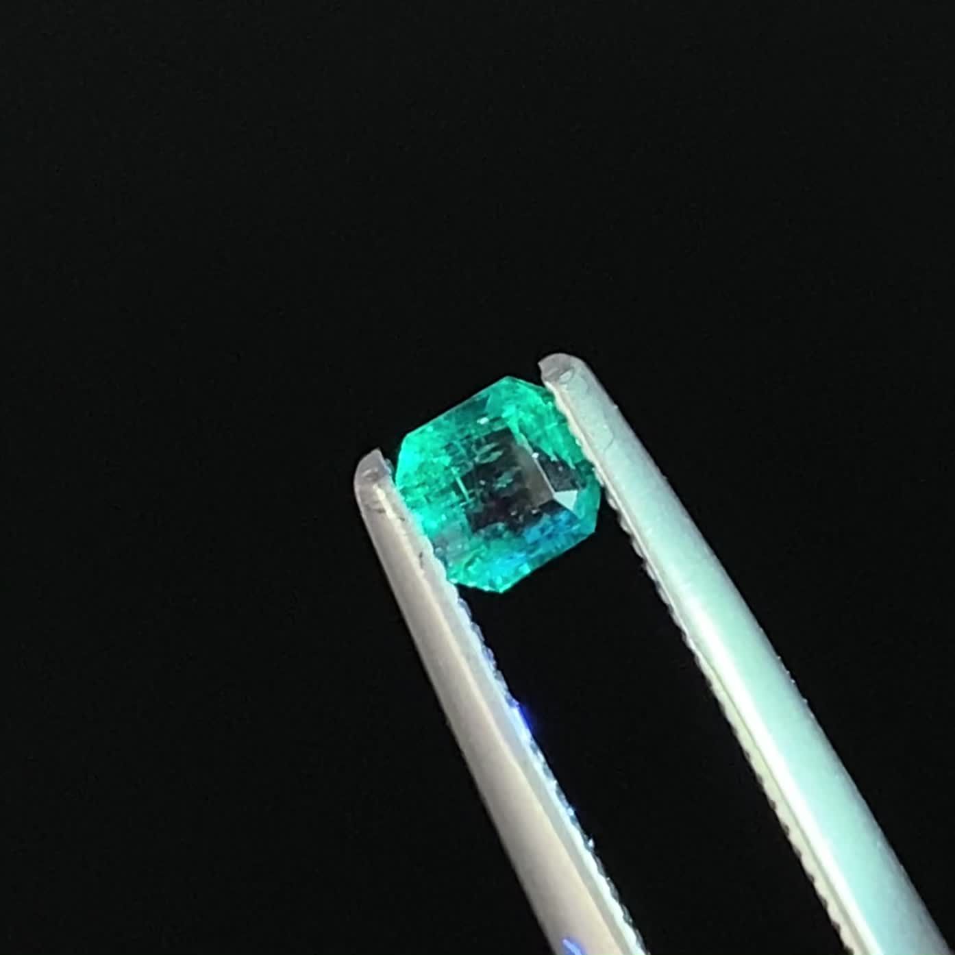 エメラルド コロンビア産 0.16ct / 3.3x3.3mm前後 [240427236] | TOP