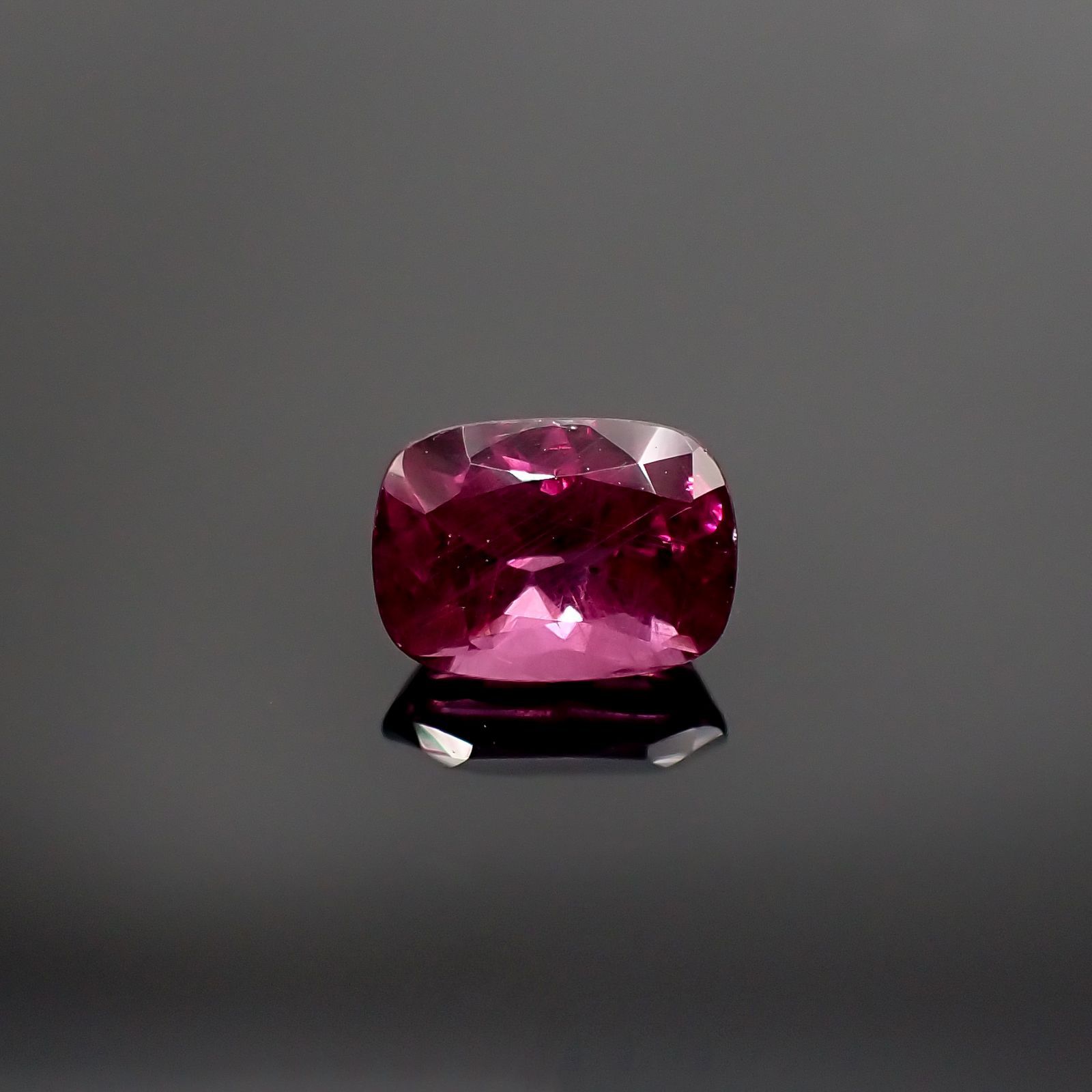 マラヤガーネット(宝石名パイロープ スペサルティン アルマンディン・ガーネット) タンザニア産 1.947ct ソ付(彩珠)[210711610]8.2×5.9mm前後