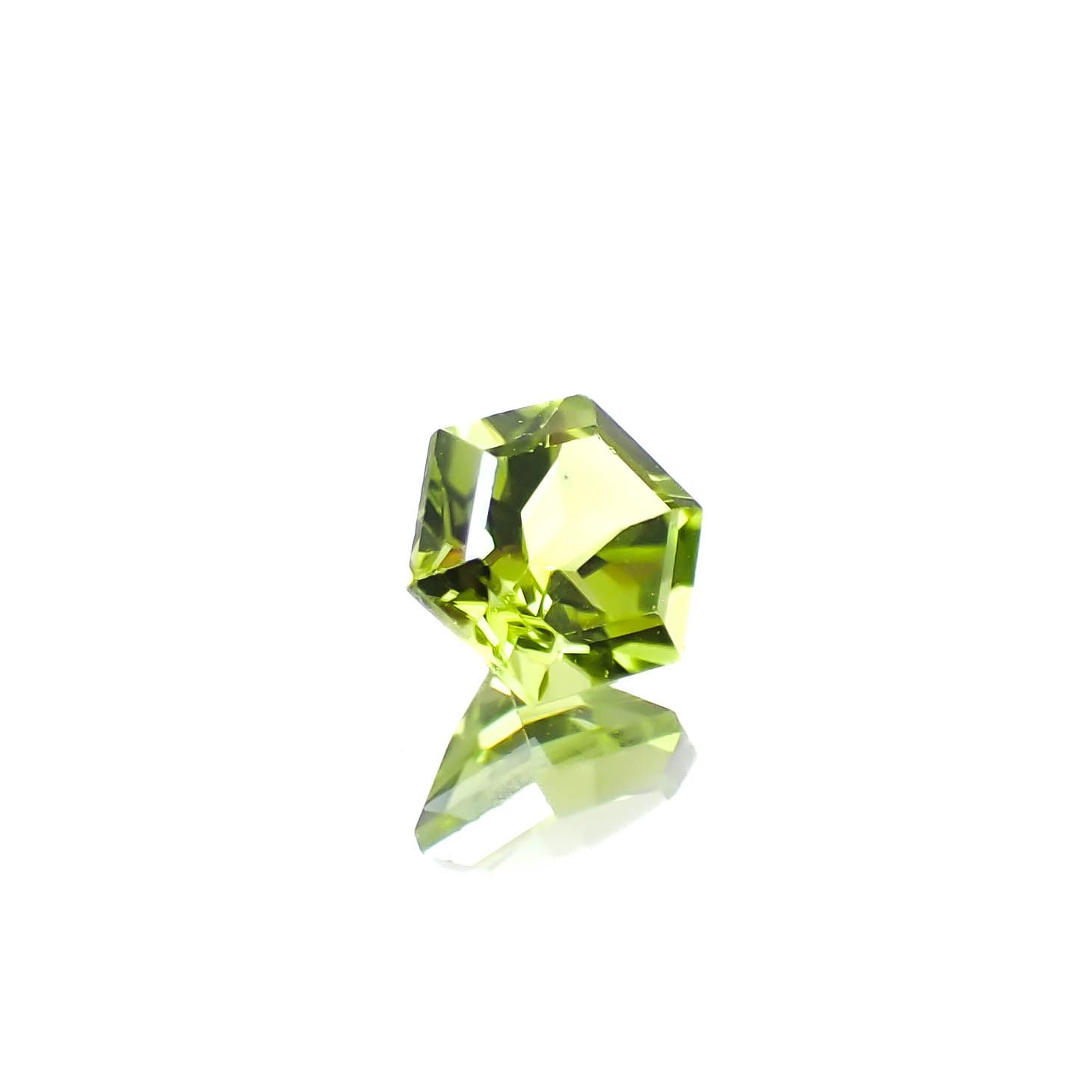 ◇ヘキサゴンカット◇ペリドット(宝石名ペリドット)アメリカ産 0.65ct 識別済[250330108]5.1x5mm前後