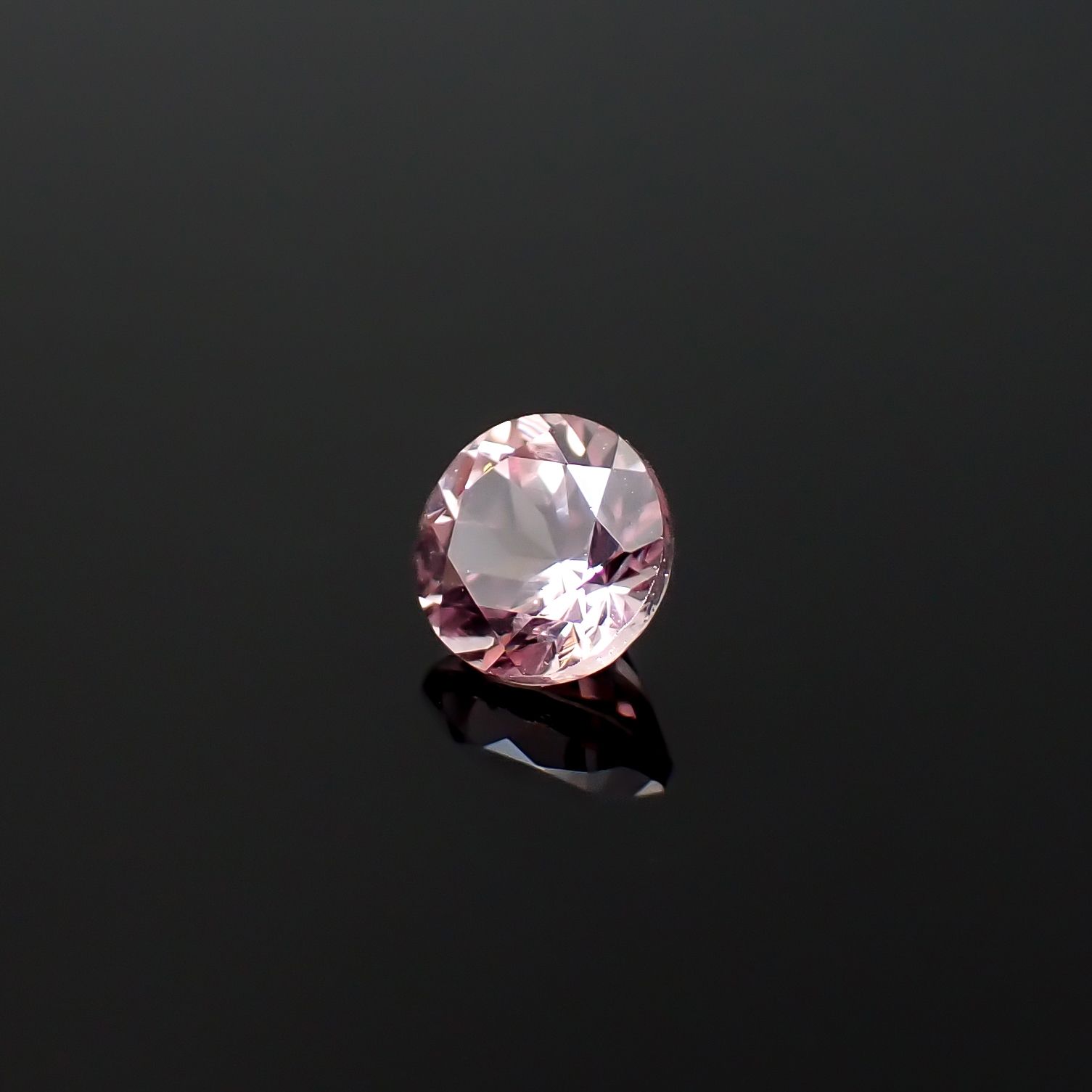 ドラゴンガーネット タンザニア産 0.71ct / 5.1x5.1mm前後 [260532238]
