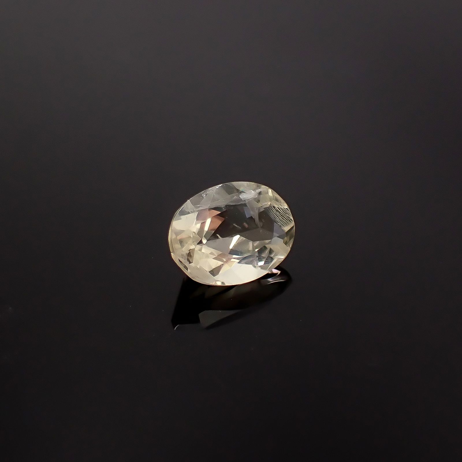 リューサイト 遊色効果あり イタリア産 0.99ct / 7.8x5.8mm前後 [260131555]