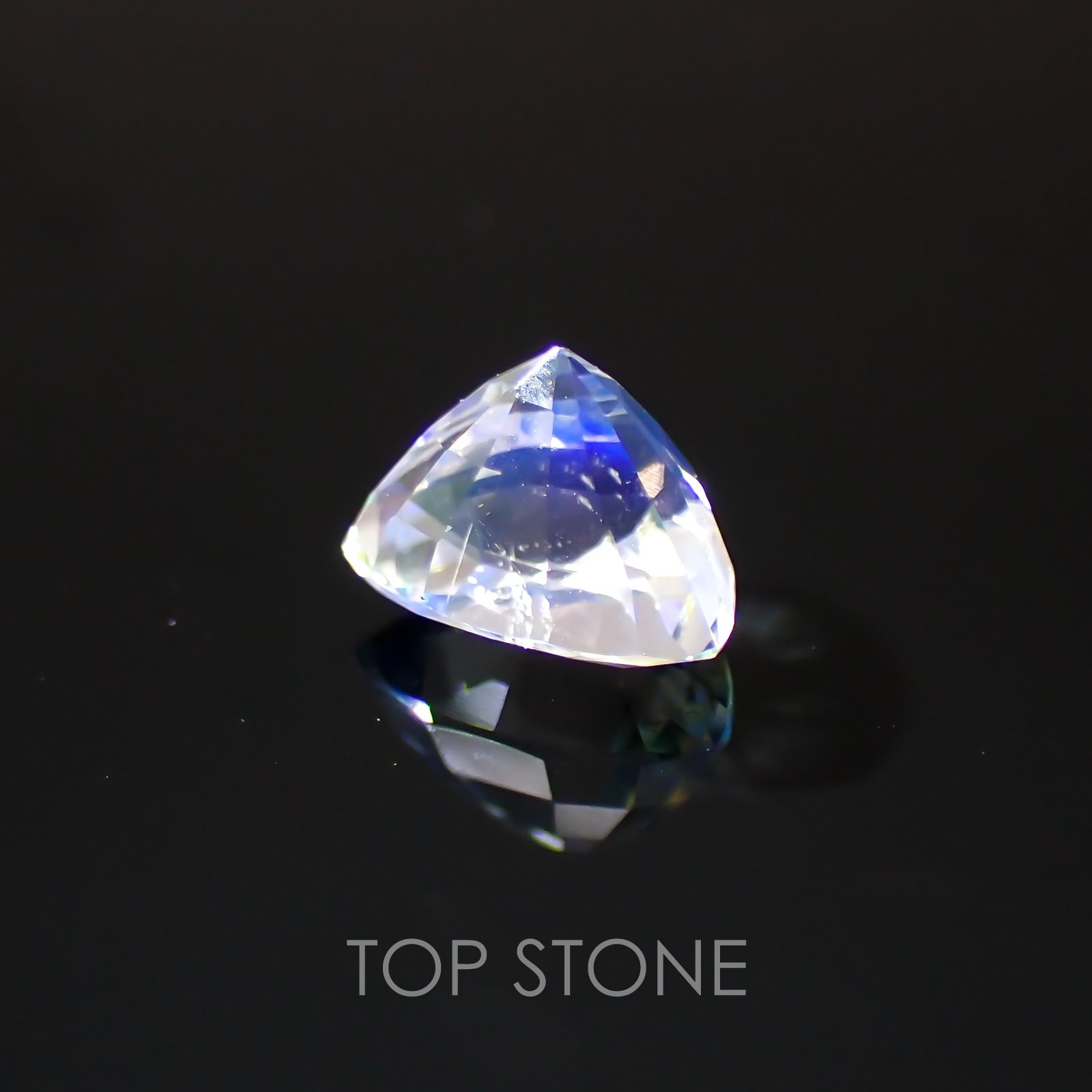 レインボームーンストーン(アンデシンラブラドライト) マダガスカル産 ルース 0.77ct[21059638]6.5×5.3mm前後