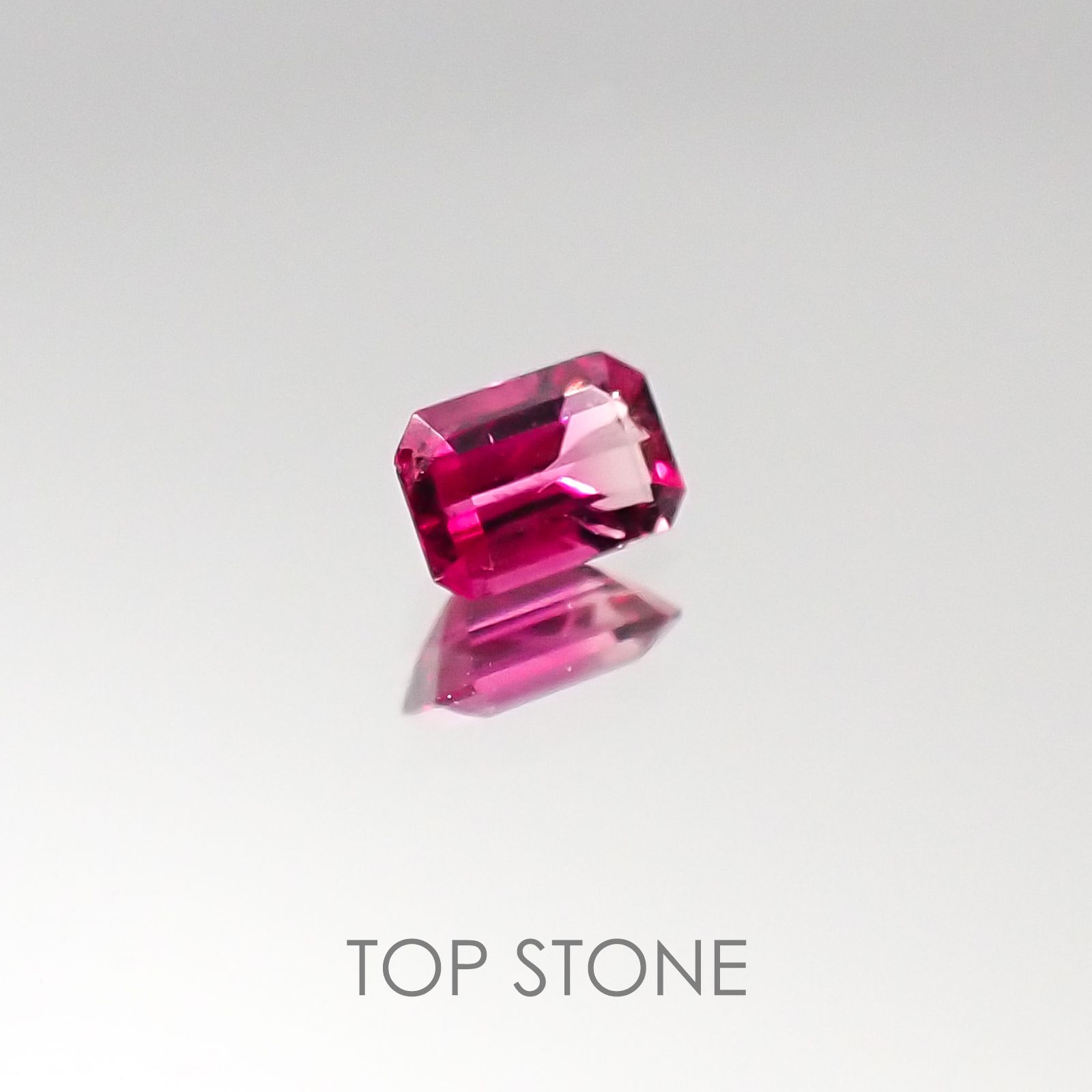 レッドベリル アメリカ・ユタ州産 ルース 0.12ct[20085218]3.8×2.6mm前後