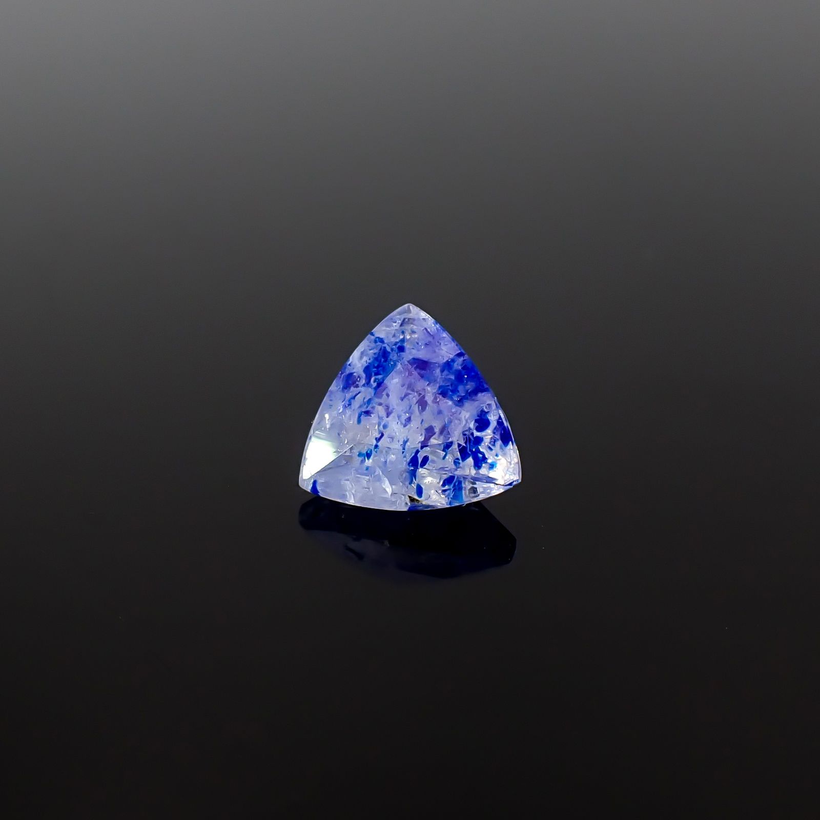 ラズライトインソーダライト フルオレッセンス アフガニスタン産 1.24ct / 8.1x8.3mm前後 [260431994]