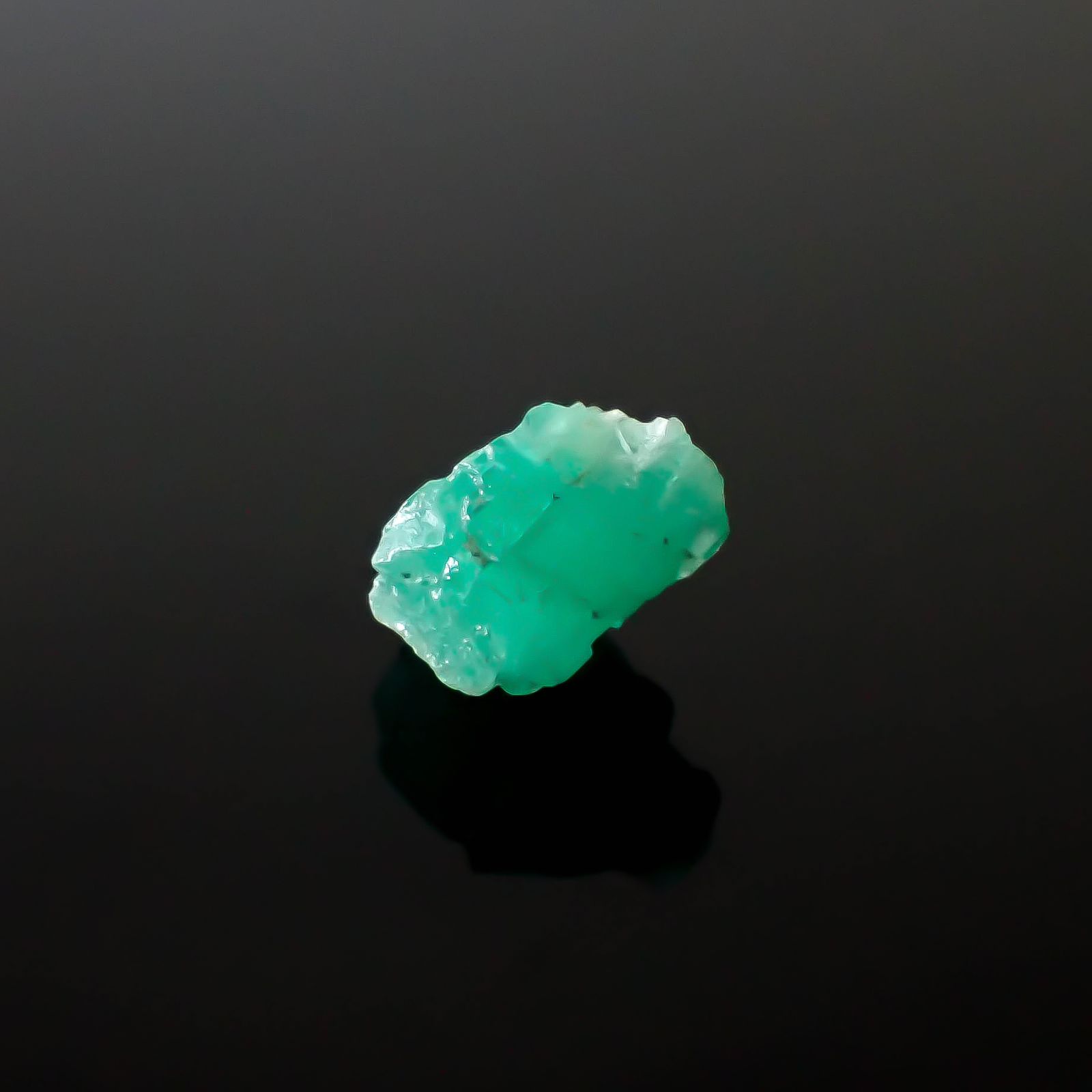 エメラルド原石 コロンビア産 3.95ct [250430180]9.2x9.6mm前後