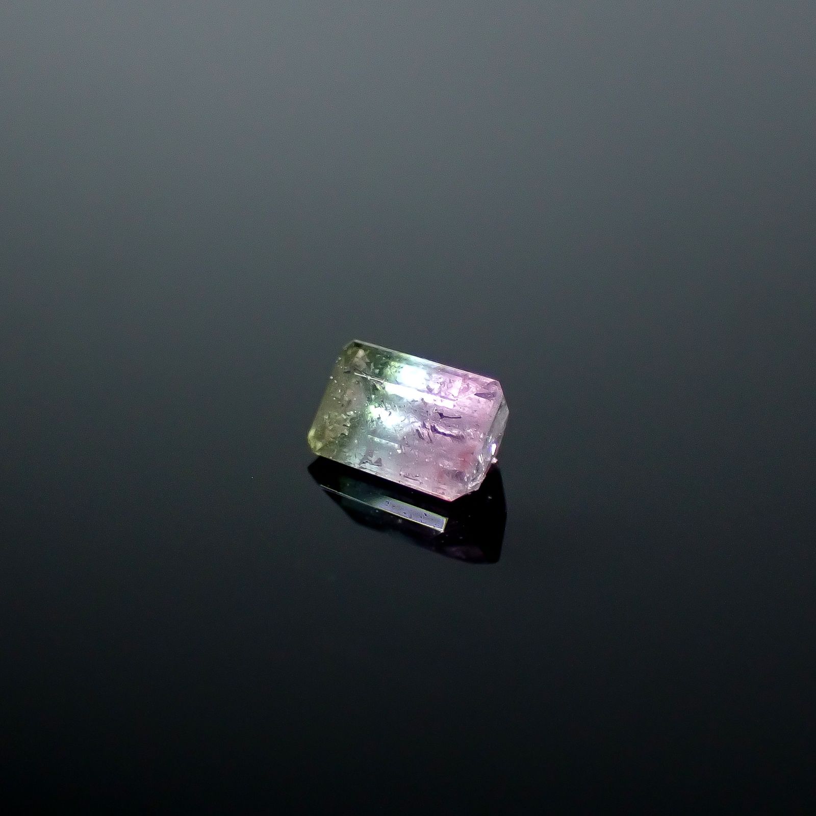 パーティカラーパライバトルマリン 非加熱(宝石名トルマリン/別名パライバ・トルマリン)ブラジル産 GIA鑑付 0.12ct / 3.32x2.2mm前後 [251031287]