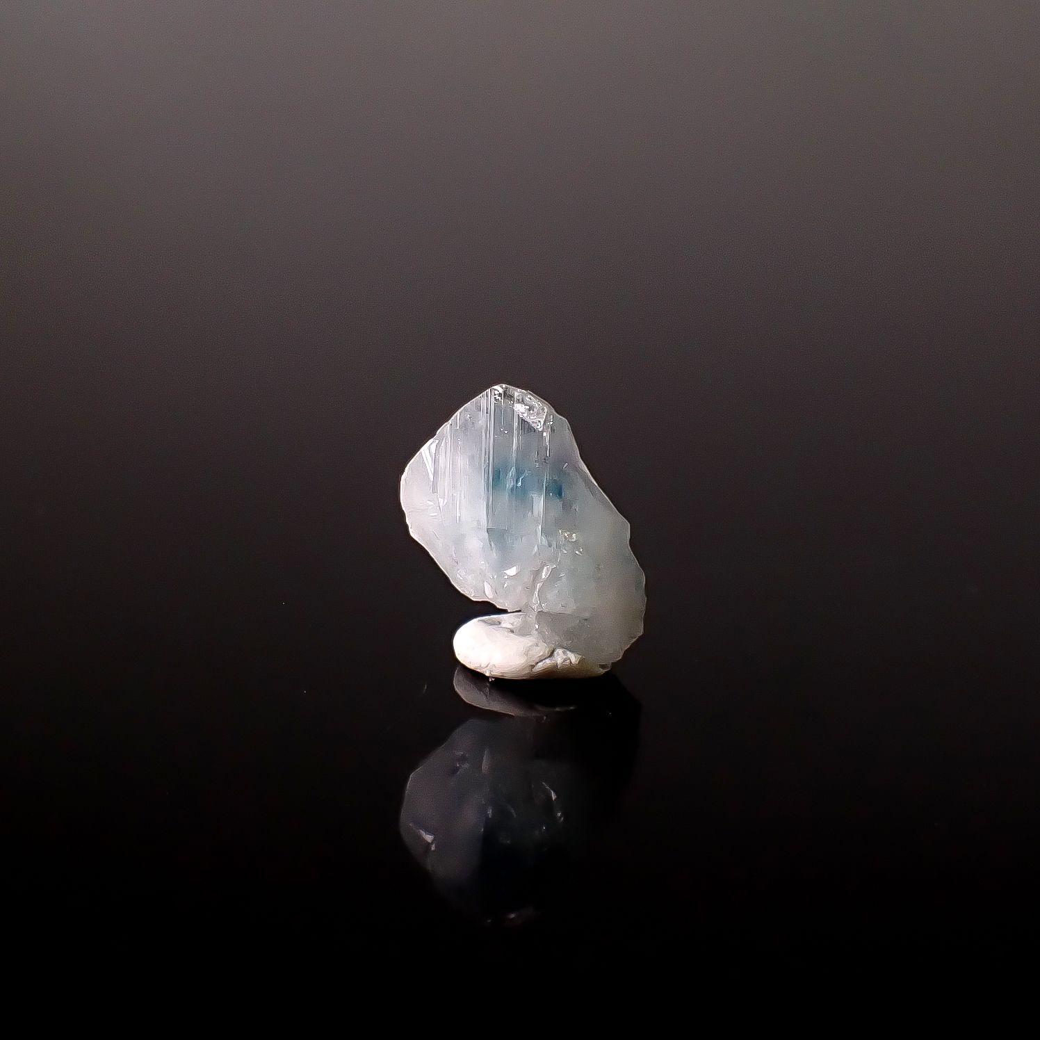 ユークレース 原石 ブラジル産 5.91ct / 13.1x10.6mm前後 [260231728]