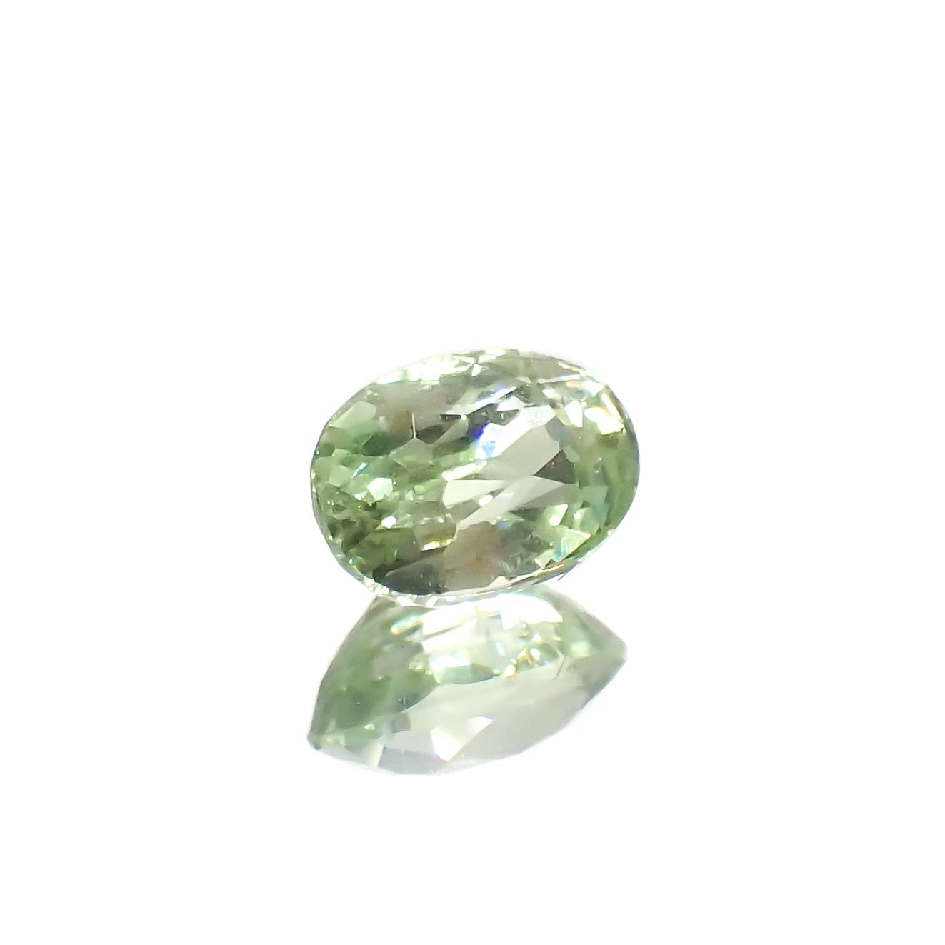 ミントガーネット(宝石名ガーネット)タンザニア産 0.66ct 識別済[230823064]5.8x4mm前後