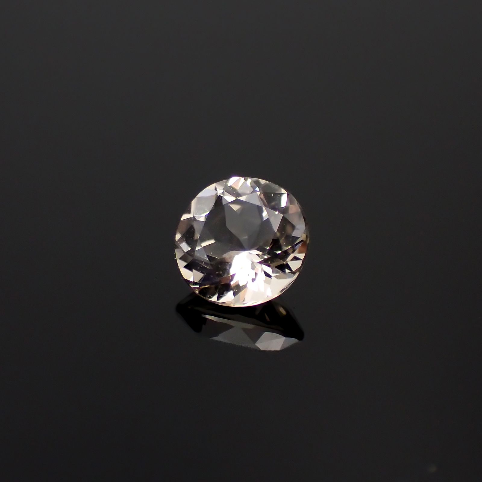 含バリウム・サニディン(宝石名サニディン)ドイツ産 0.61ct 識別済[231224968]5.6x5.6mm前後