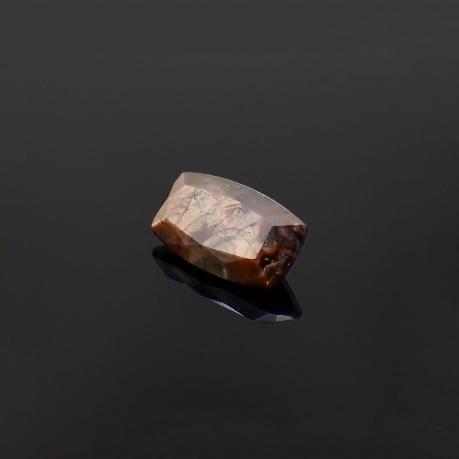 ゴールドシーンサファイア非加熱 ケニア産 4.73ct / 12.9x7.4mm前後 [230321338]