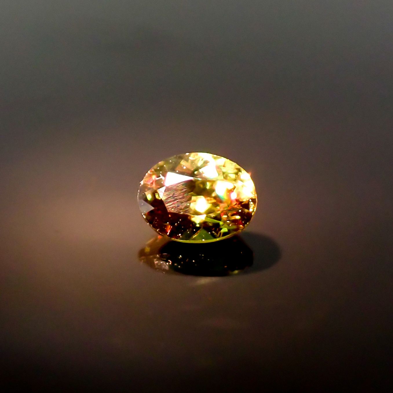 カラーチェンジスフェーン パキスタン産 0.35ct / 4.9x3.7mm前後 [260632438]