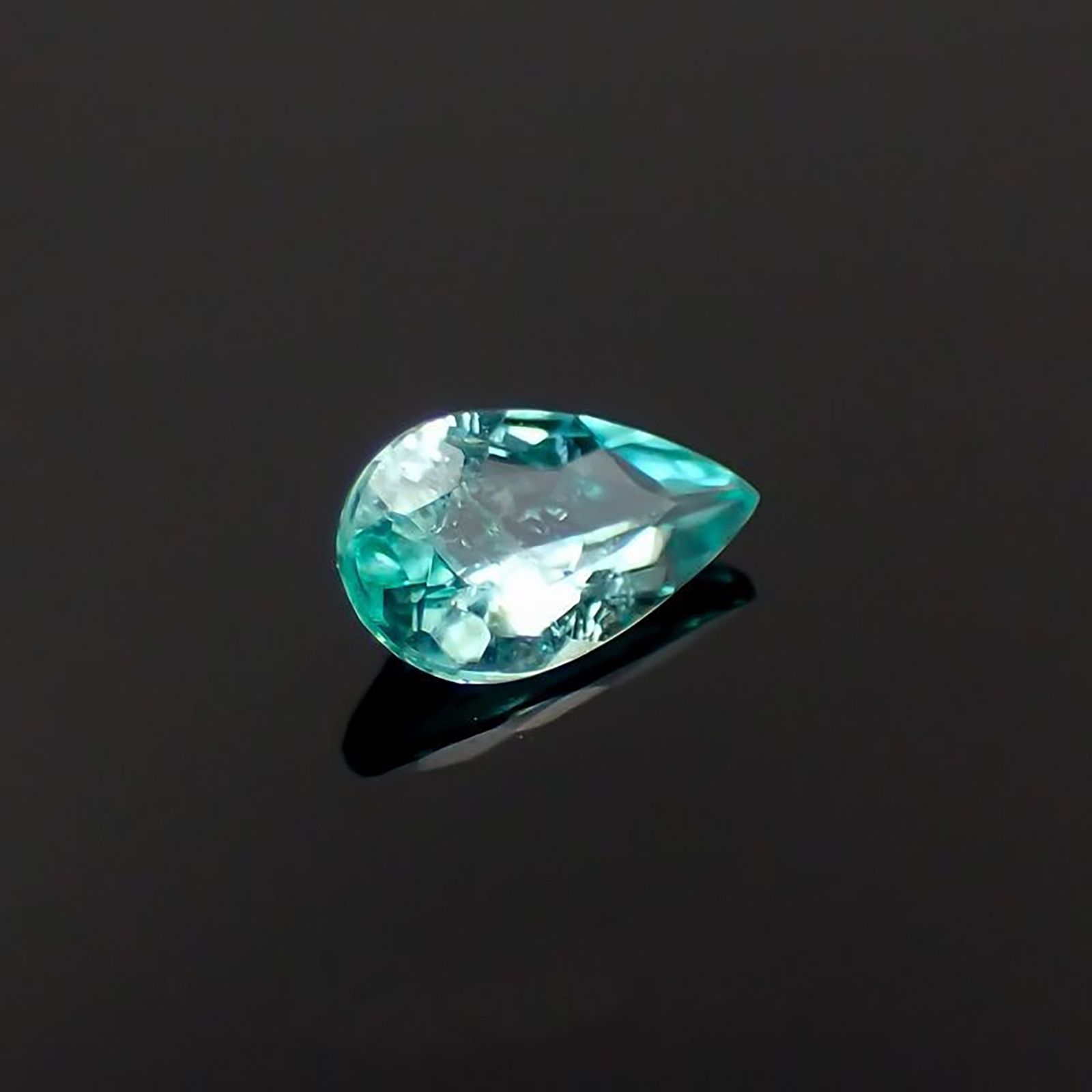 パライバトルマリン(宝石名トルマリン/別名パライバ・トルマリン)ブラジル産 識別済 0.154ct / 5.1x2.9mm前後 [260318768]