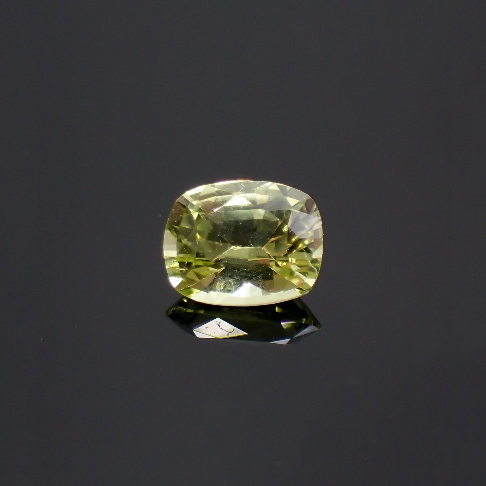 クリソベリル(宝石名クリソベリル)マダガスカル産 識別済 0.69ct / 5.8x4.6mm前後 [220114499]