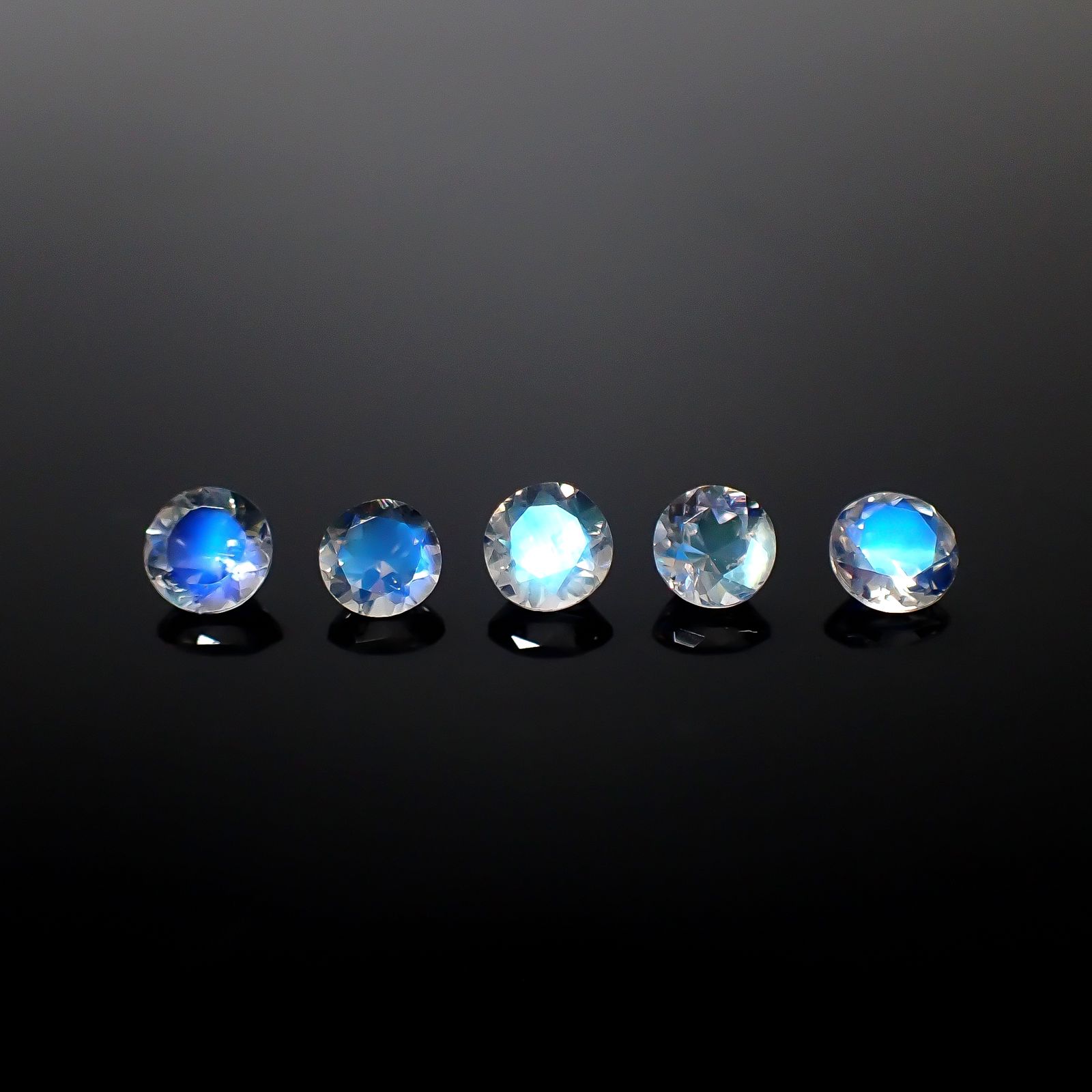<ランダムセレクト1個販売>レインボームーンストーン インド・ビハール産 約0.19ct [250129791]4x4mm前後