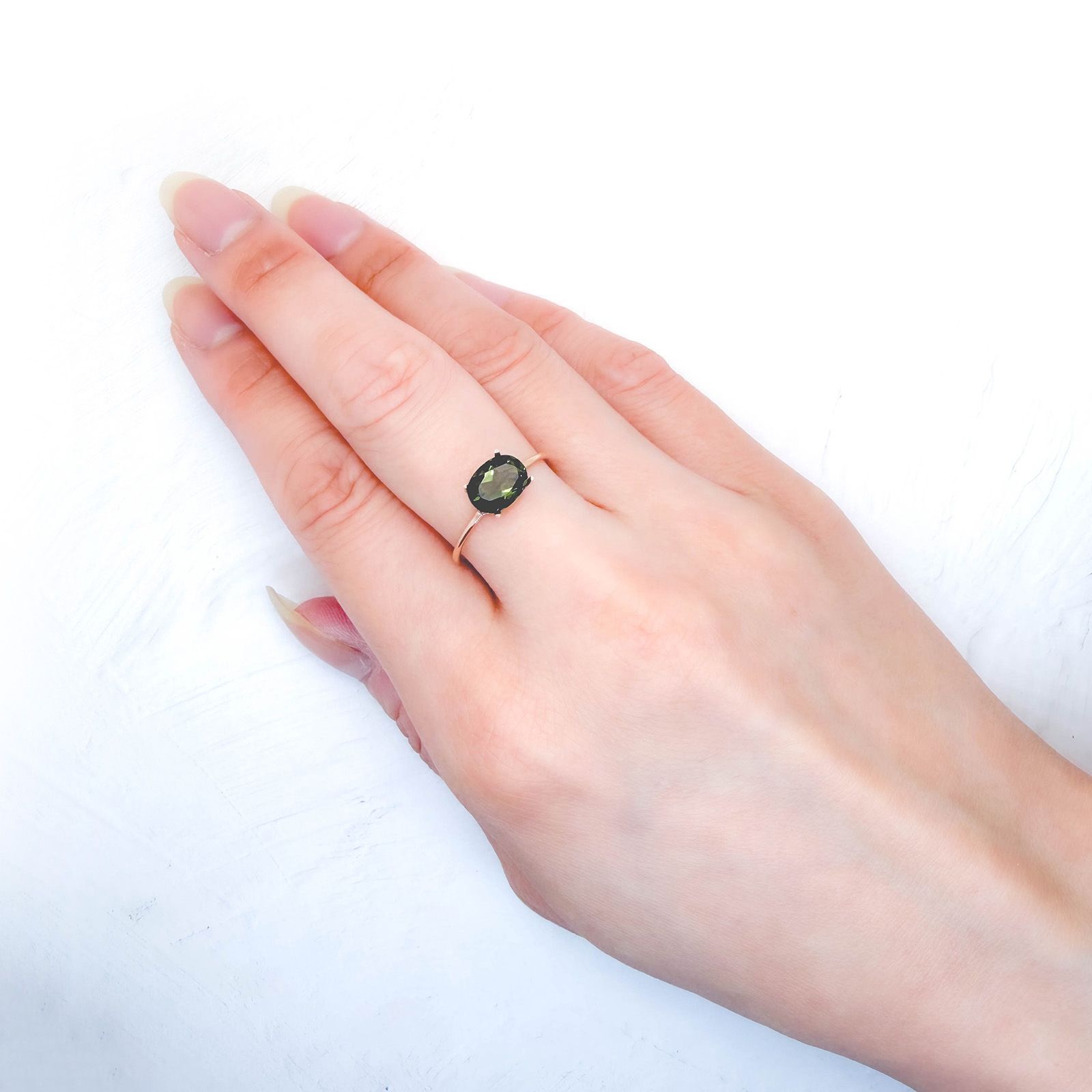 モルダバイト 発見地：旧チェコスロバキア 1.07ct / 8.1x5.9mm前後 [260832691]