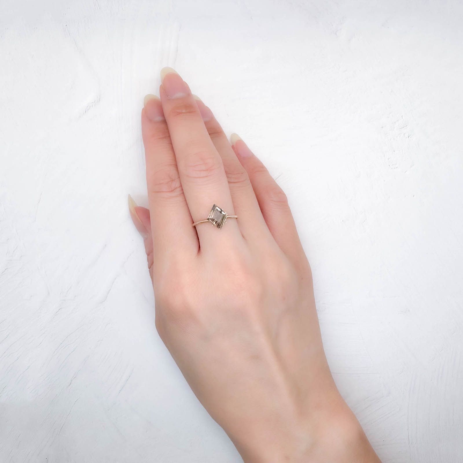 ◇カスタムカット◇レインボースキャポライト ブラジル産 1.36ct / 9.9x8mm前後 [250931043]