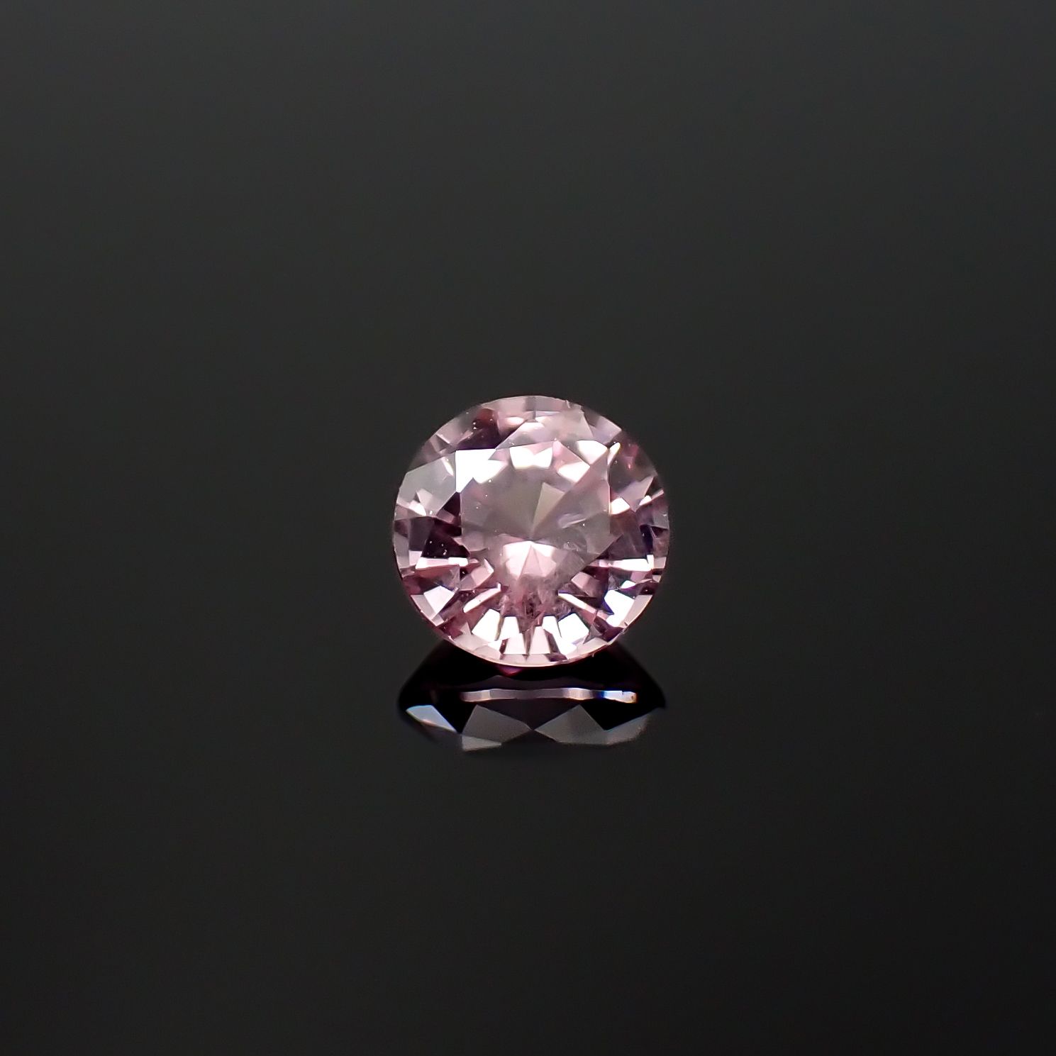 ドラゴンガーネット タンザニア産 0.61ct / 5x5mm前後 [260532241]